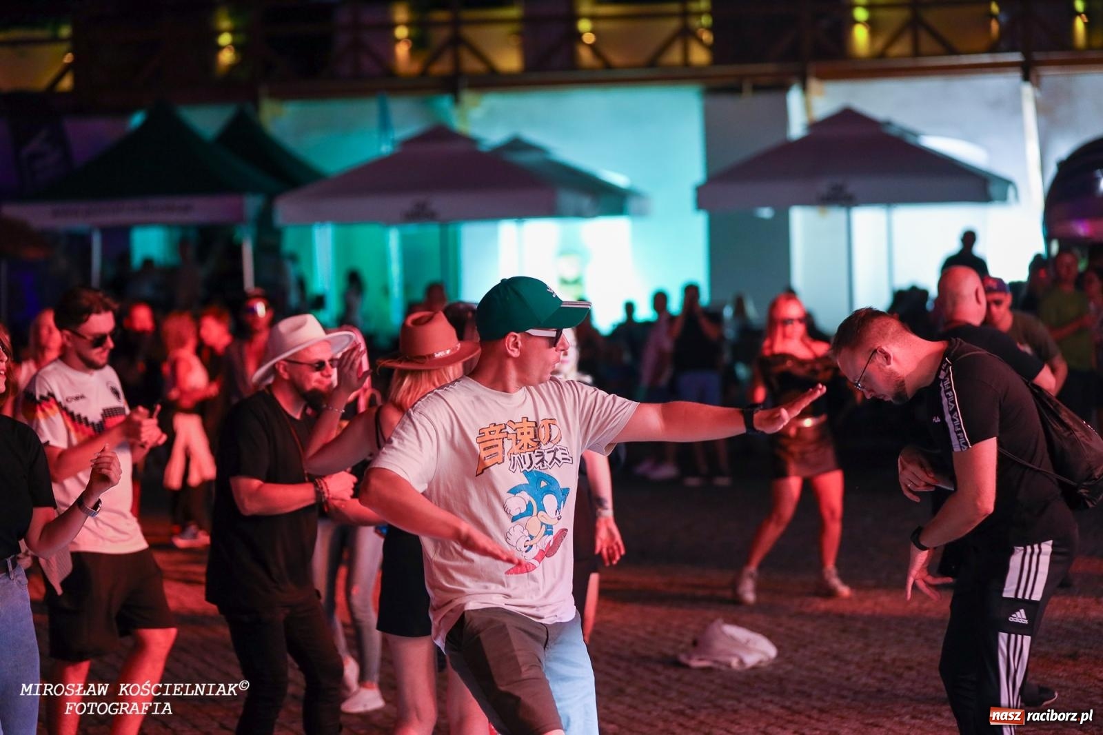 Zdjęcie w galerii na portalu naszraciborz.pl: Full Moon Festival rozświetla raciborski zamek. Elektroniczna muzyka, światła i setki uczestników wiadomości z regionu