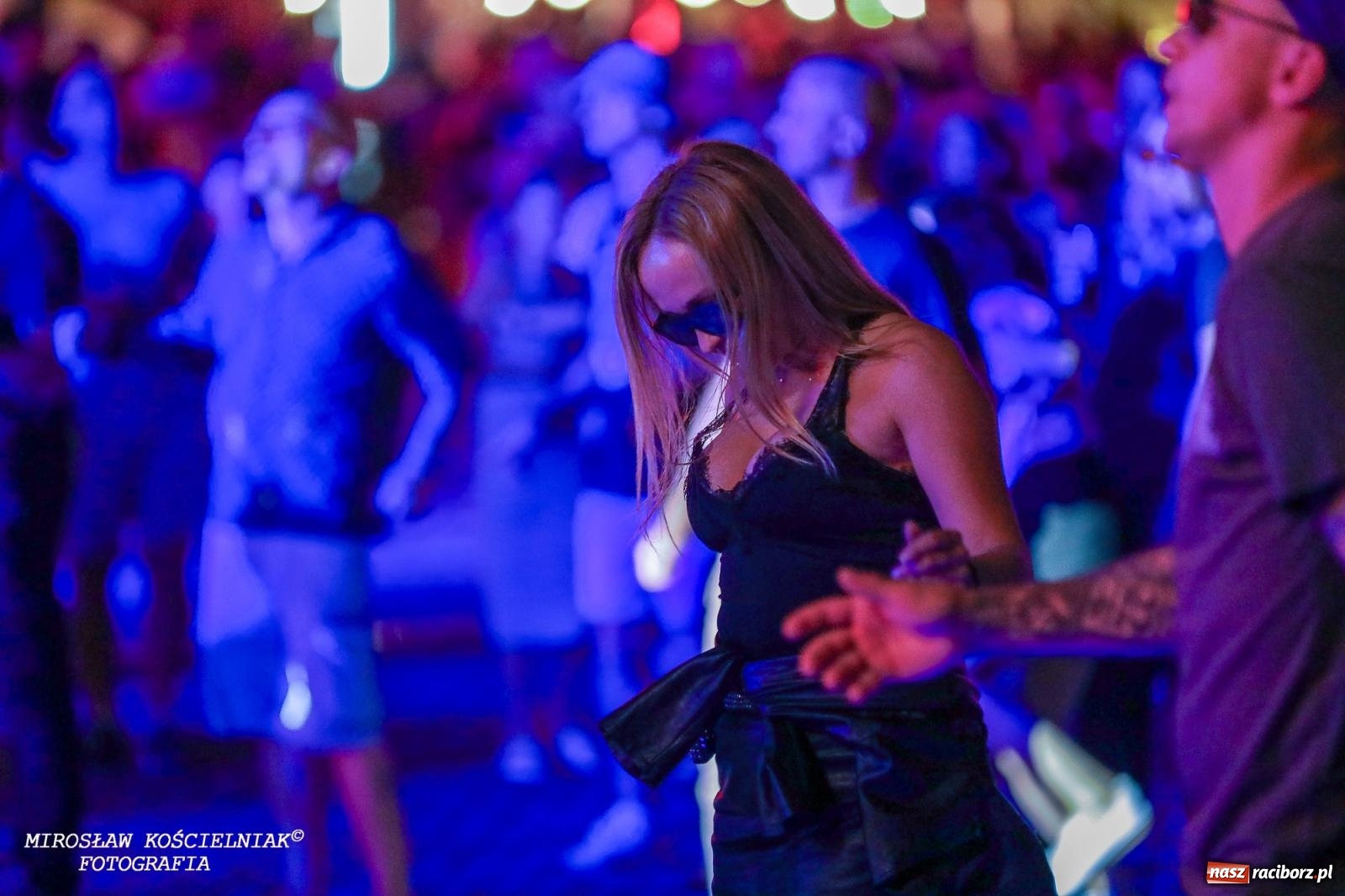 Zdjęcie w galerii na portalu naszraciborz.pl: Full Moon Festival rozświetla raciborski zamek. Elektroniczna muzyka, światła i setki uczestników wiadomości z regionu