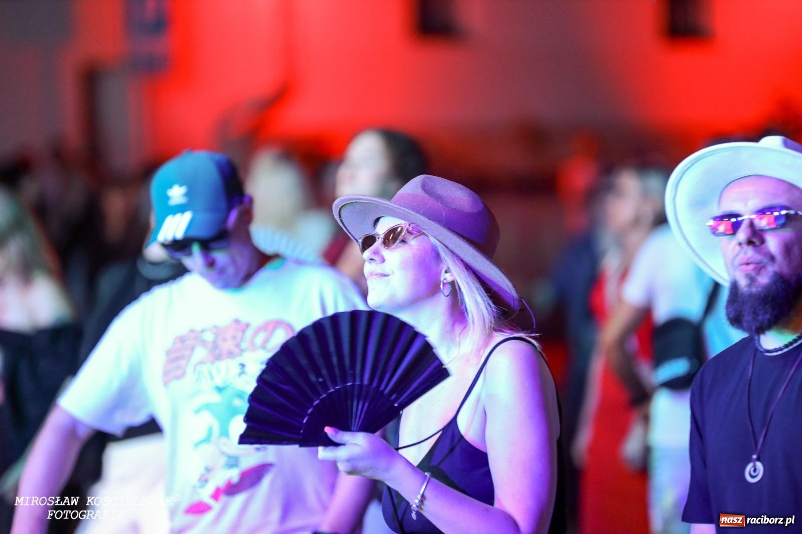 Zdjęcie w galerii na portalu naszraciborz.pl: Full Moon Festival rozświetla raciborski zamek. Elektroniczna muzyka, światła i setki uczestników wiadomości z regionu