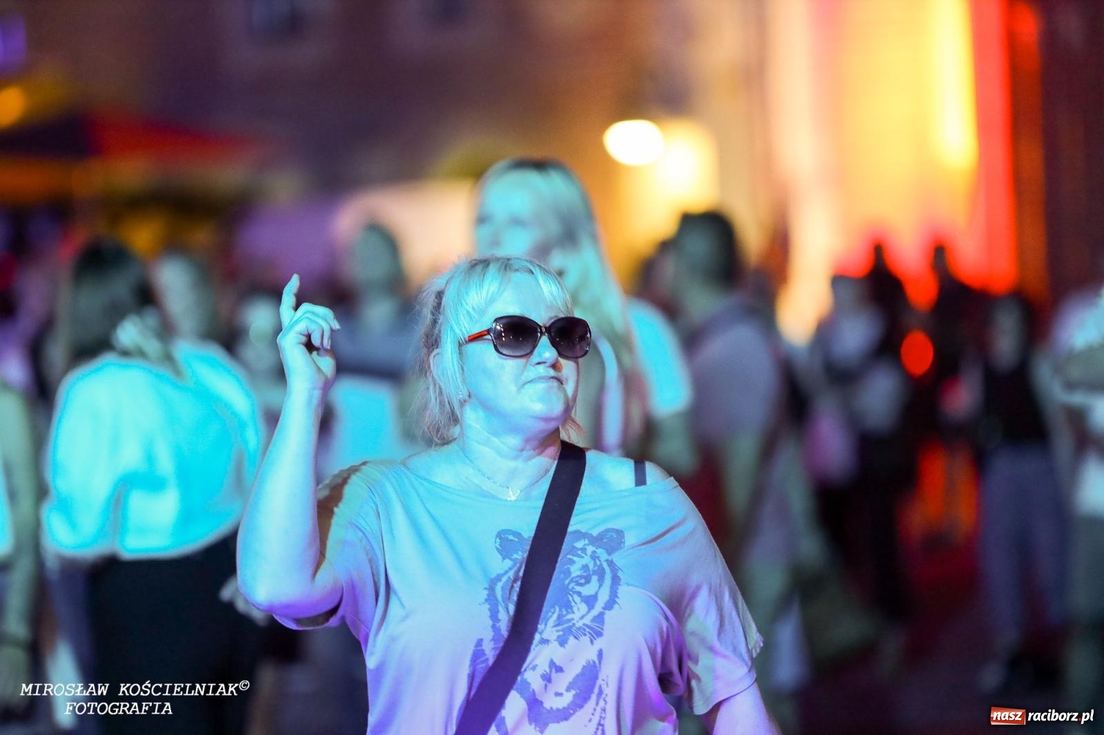 Zdjęcie w galerii na portalu naszraciborz.pl: Full Moon Festival rozświetla raciborski zamek. Elektroniczna muzyka, światła i setki uczestników wiadomości z regionu