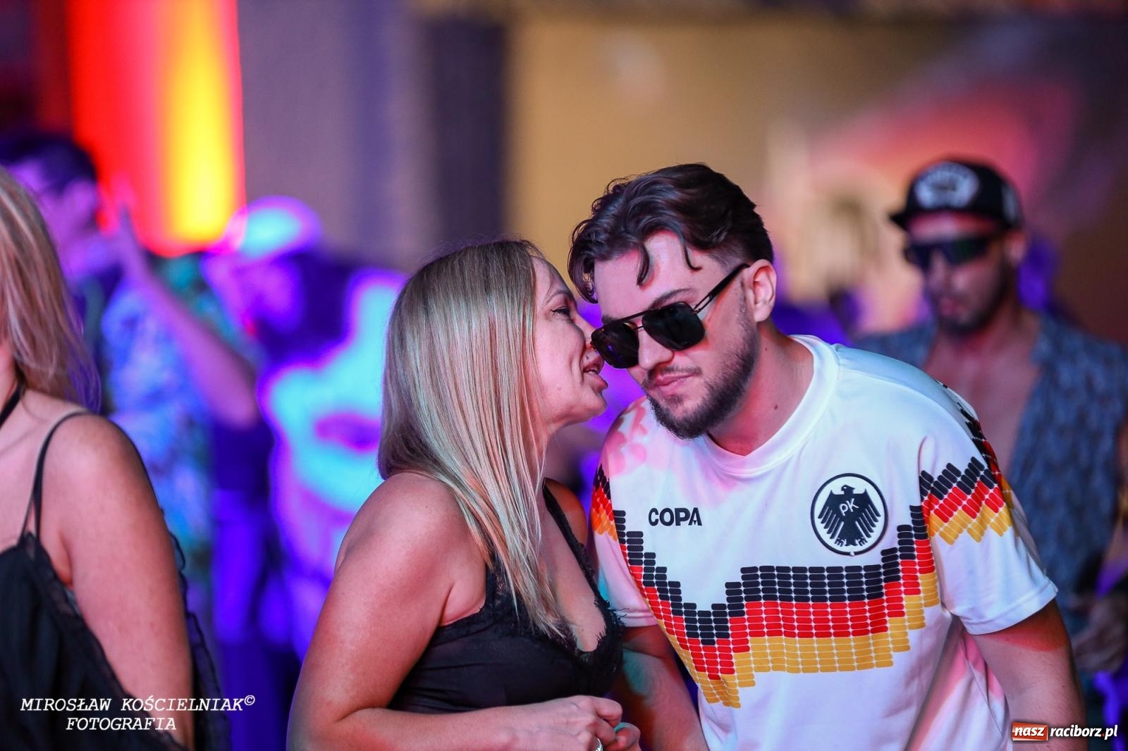 Zdjęcie w galerii na portalu naszraciborz.pl: Full Moon Festival rozświetla raciborski zamek. Elektroniczna muzyka, światła i setki uczestników wiadomości z regionu