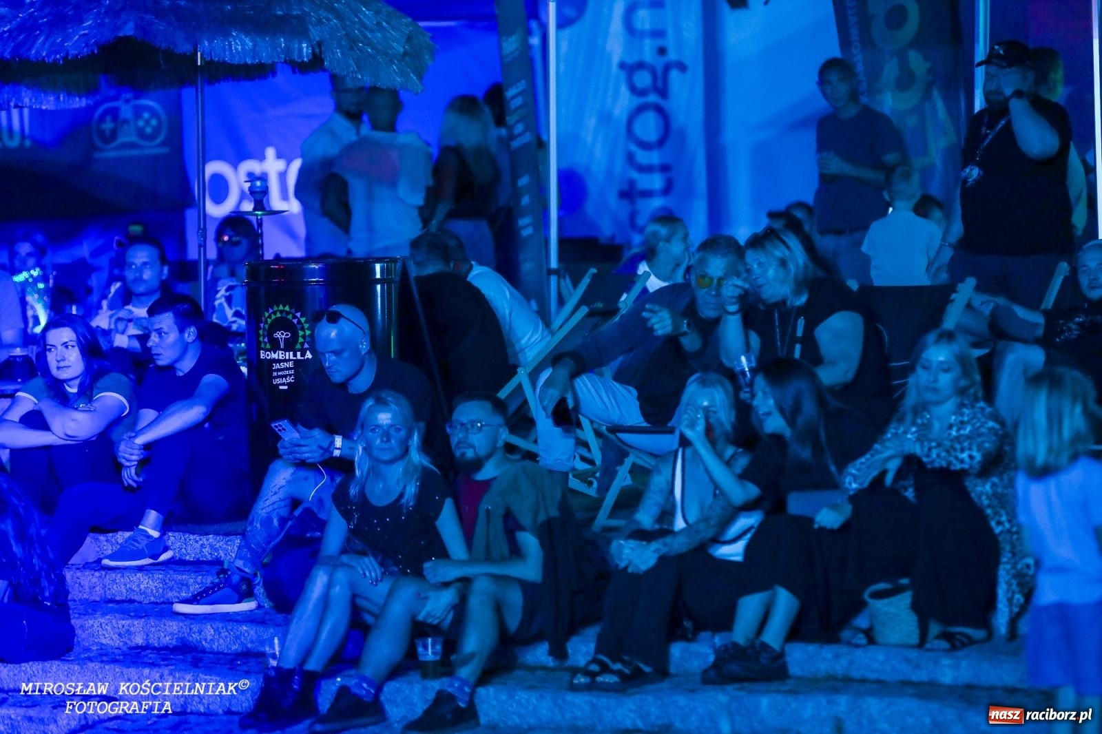 Zdjęcie w galerii na portalu naszraciborz.pl: Full Moon Festival rozświetla raciborski zamek. Elektroniczna muzyka, światła i setki uczestników wiadomości z regionu