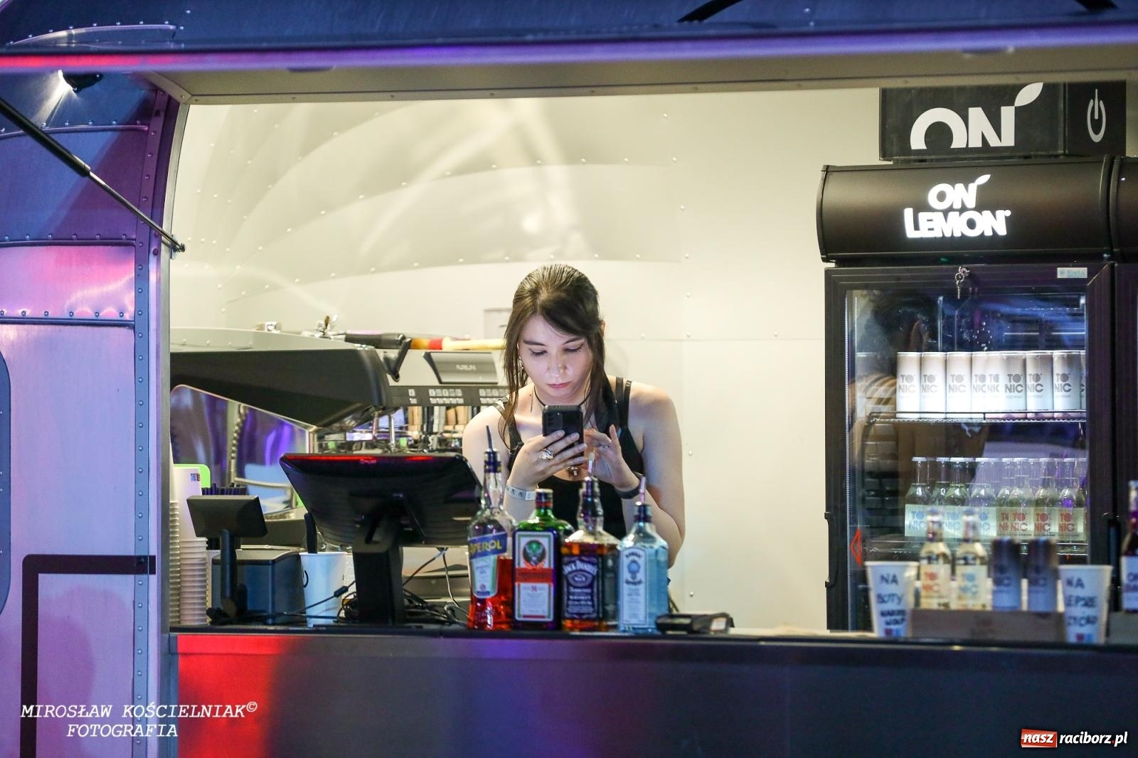 Zdjęcie w galerii na portalu naszraciborz.pl: Full Moon Festival rozświetla raciborski zamek. Elektroniczna muzyka, światła i setki uczestników wiadomości z regionu