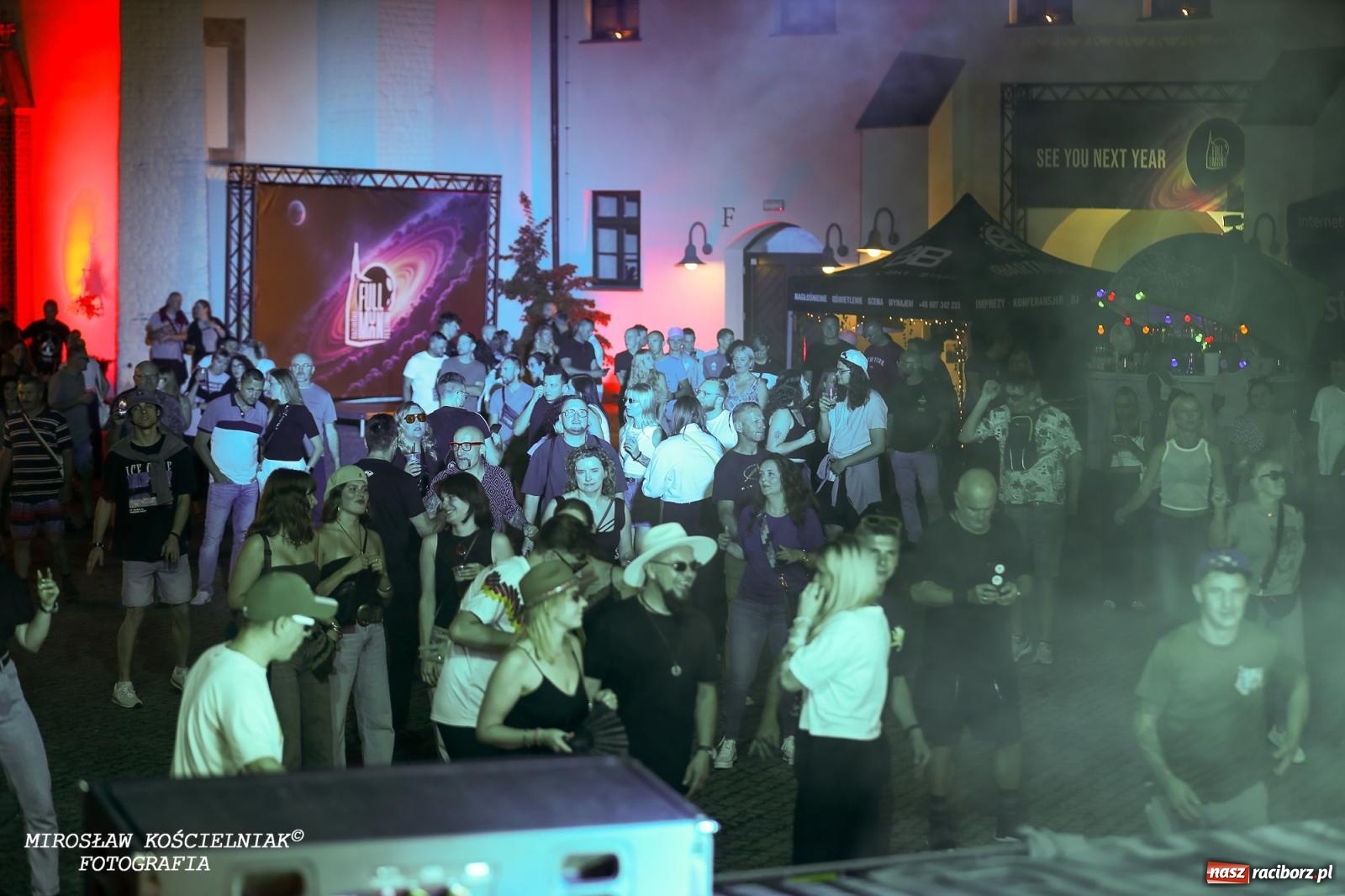 Zdjęcie w galerii na portalu naszraciborz.pl: Full Moon Festival rozświetla raciborski zamek. Elektroniczna muzyka, światła i setki uczestników wiadomości z regionu