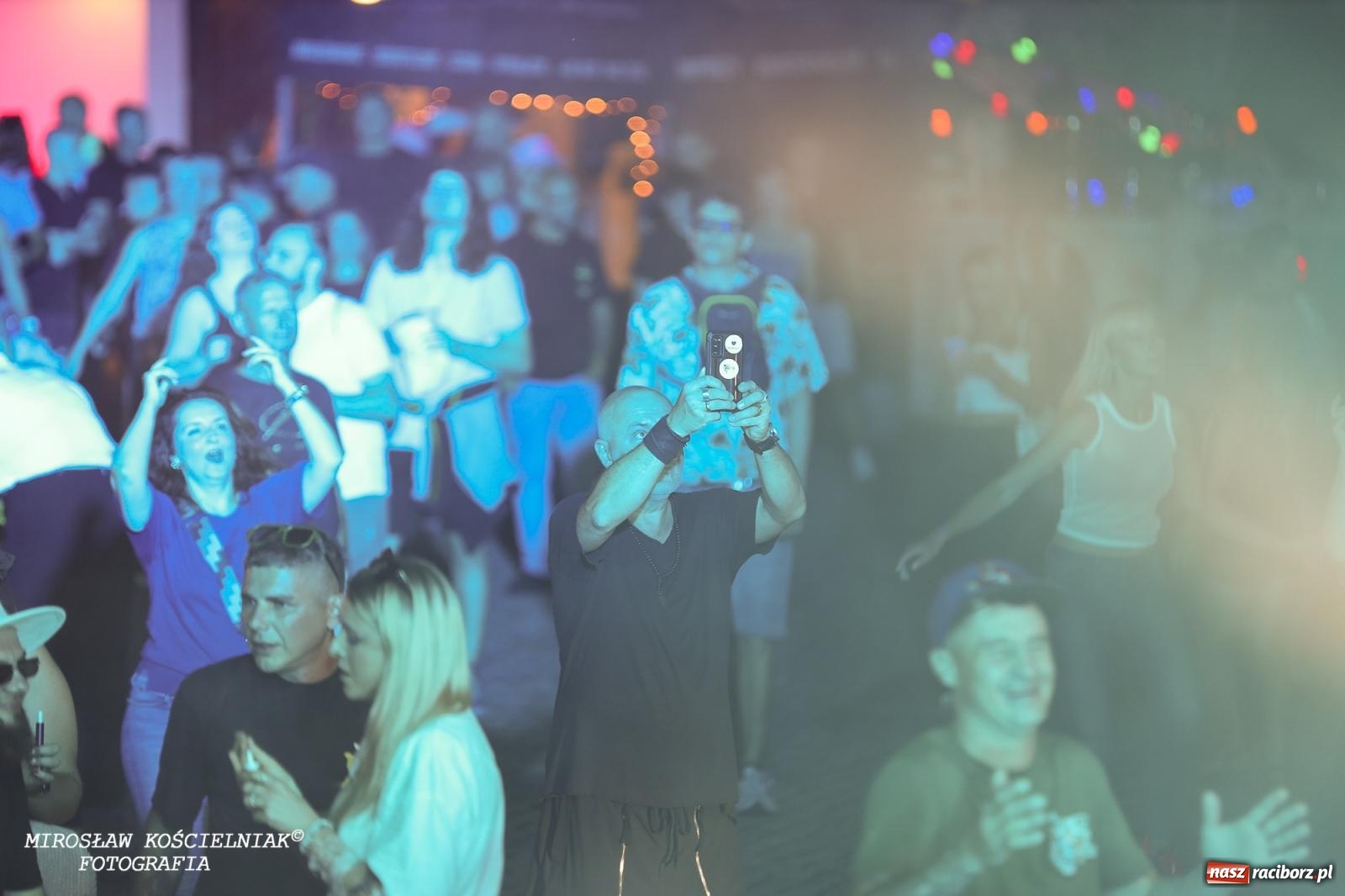 Zdjęcie w galerii na portalu naszraciborz.pl: Full Moon Festival rozświetla raciborski zamek. Elektroniczna muzyka, światła i setki uczestników wiadomości z regionu