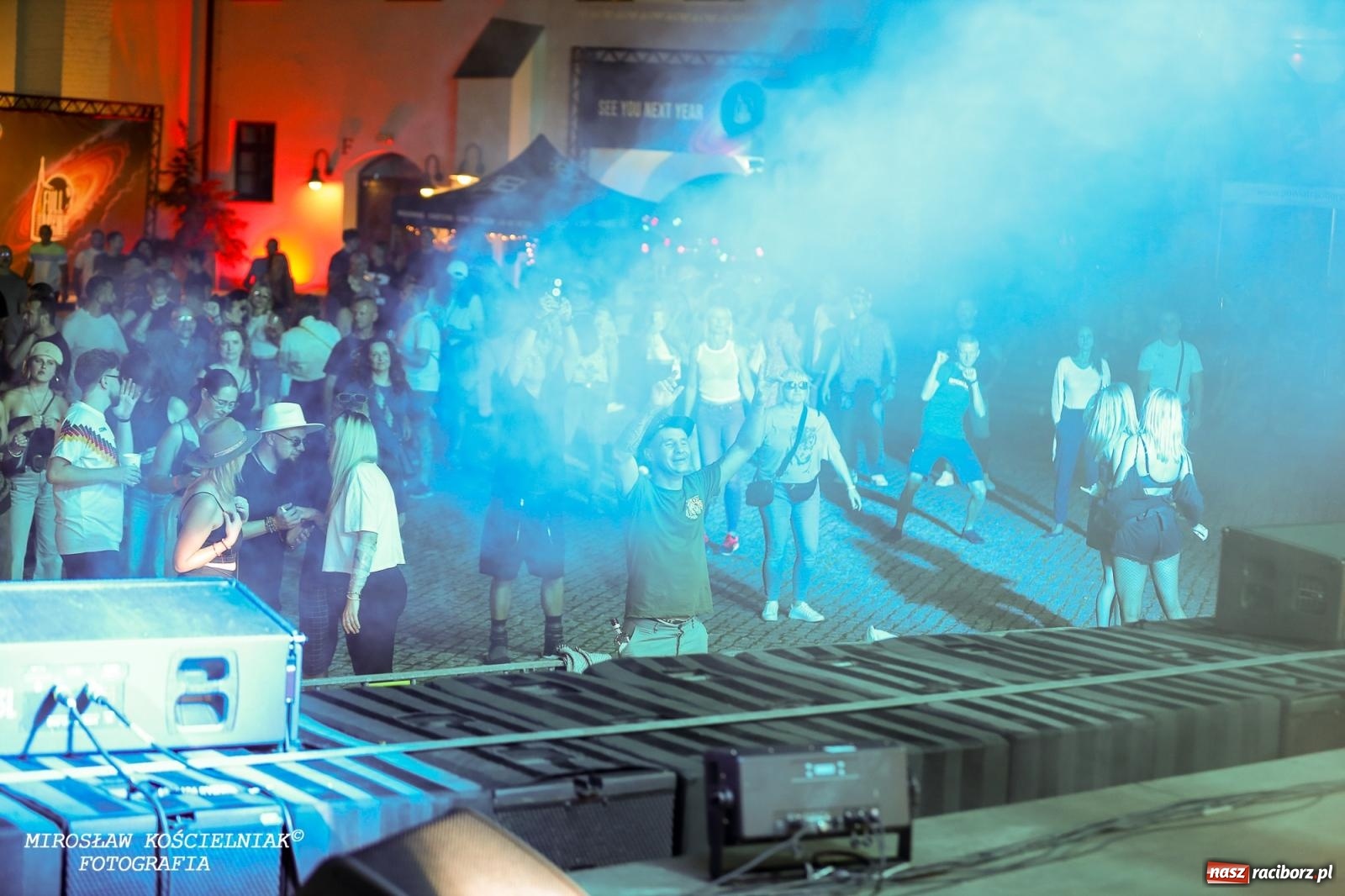 Zdjęcie w galerii na portalu naszraciborz.pl: Full Moon Festival rozświetla raciborski zamek. Elektroniczna muzyka, światła i setki uczestników wiadomości z regionu