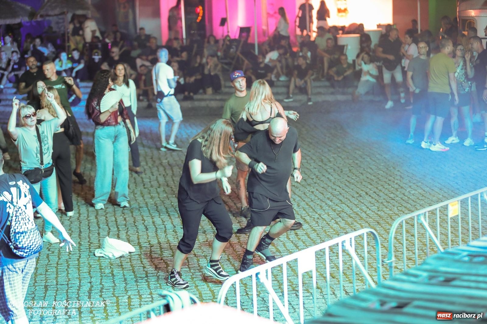 Zdjęcie w galerii na portalu naszraciborz.pl: Full Moon Festival rozświetla raciborski zamek. Elektroniczna muzyka, światła i setki uczestników wiadomości z regionu