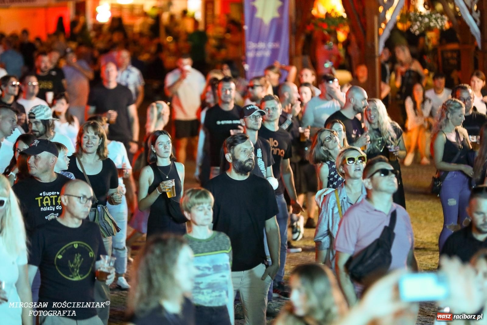Zdjęcie w galerii na portalu naszraciborz.pl: Full Moon Festival rozświetla raciborski zamek. Elektroniczna muzyka, światła i setki uczestników wiadomości z regionu