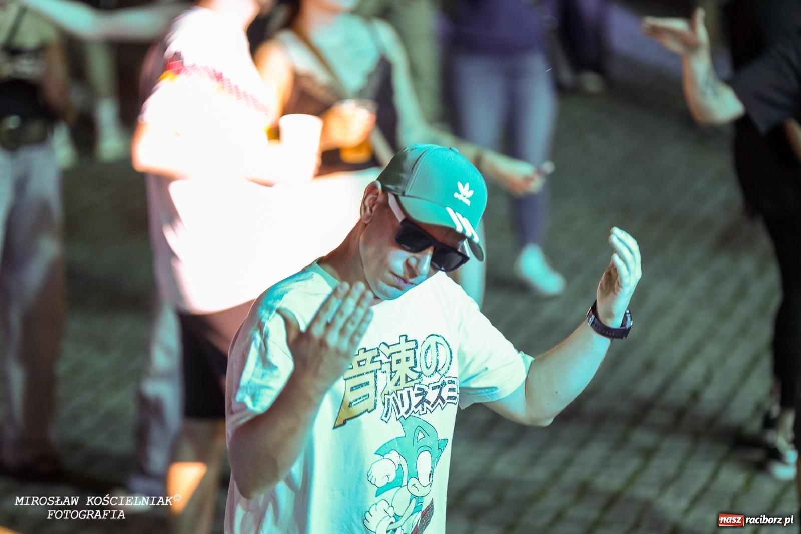 Zdjęcie w galerii na portalu naszraciborz.pl: Full Moon Festival rozświetla raciborski zamek. Elektroniczna muzyka, światła i setki uczestników wiadomości z regionu