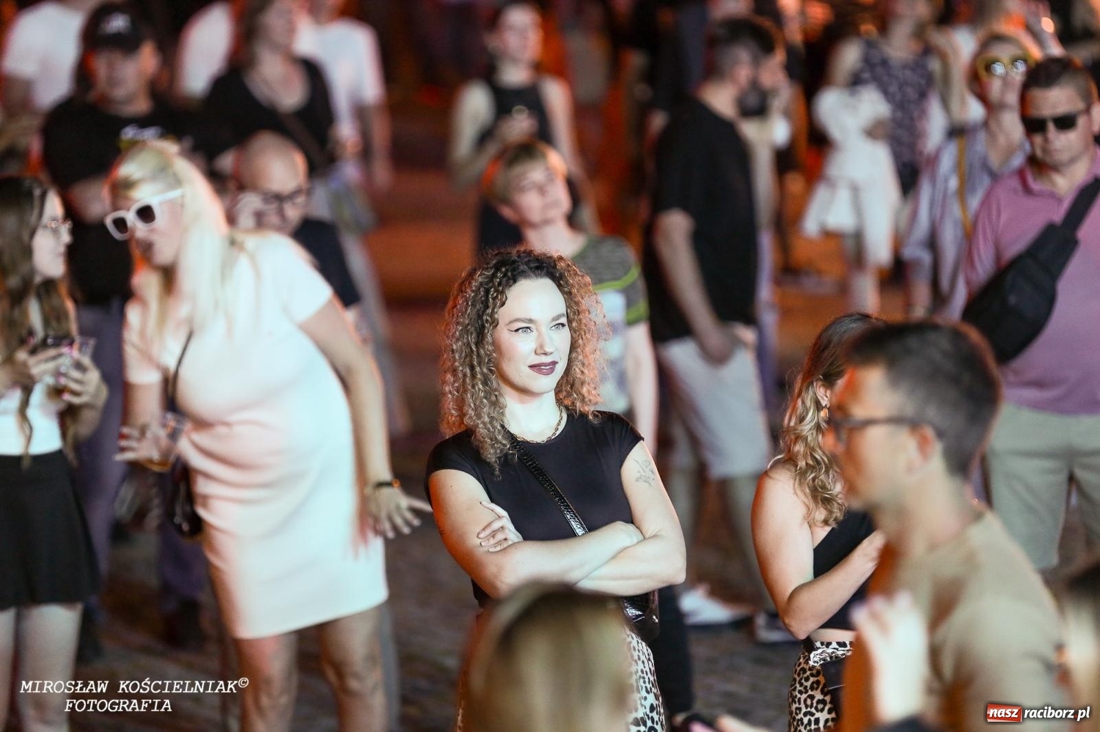 Zdjęcie w galerii na portalu naszraciborz.pl: Full Moon Festival rozświetla raciborski zamek. Elektroniczna muzyka, światła i setki uczestników wiadomości z regionu