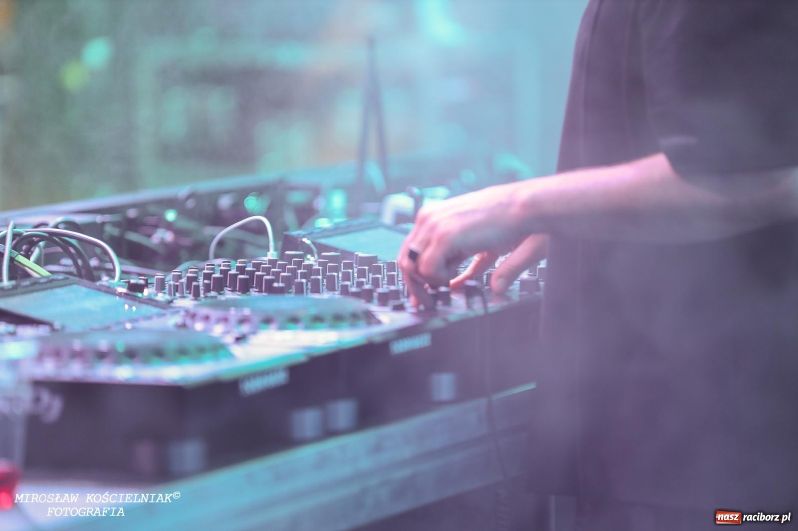 Zdjęcie w galerii na portalu naszraciborz.pl: Full Moon Festival rozświetla raciborski zamek. Elektroniczna muzyka, światła i setki uczestników wiadomości z regionu