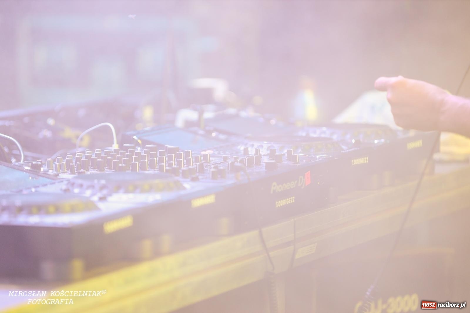 Zdjęcie w galerii na portalu naszraciborz.pl: Full Moon Festival rozświetla raciborski zamek. Elektroniczna muzyka, światła i setki uczestników wiadomości z regionu