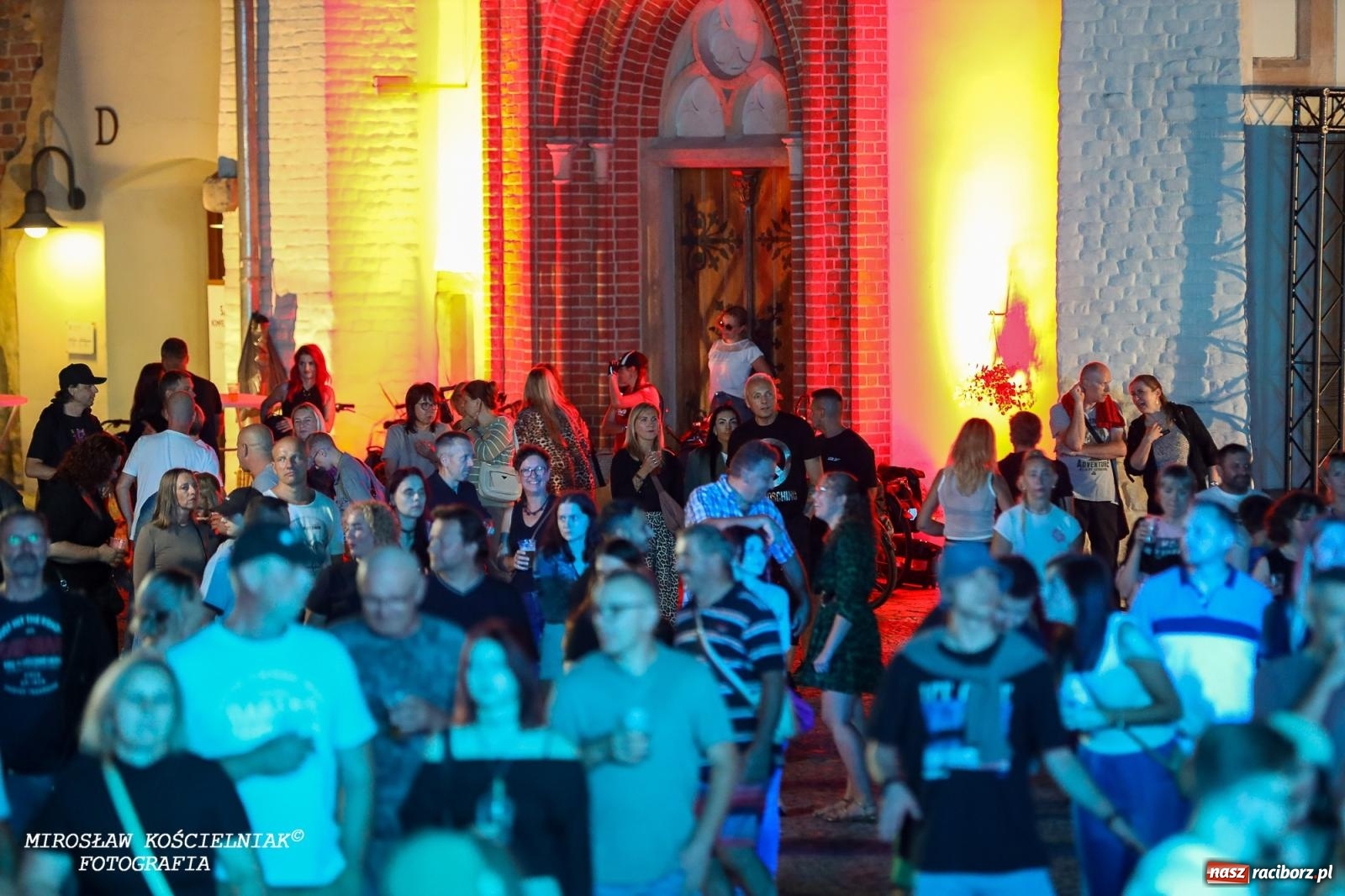 Zdjęcie w galerii na portalu naszraciborz.pl: Full Moon Festival rozświetla raciborski zamek. Elektroniczna muzyka, światła i setki uczestników wiadomości z regionu