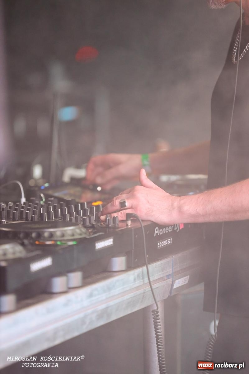 Zdjęcie w galerii na portalu naszraciborz.pl: Full Moon Festival rozświetla raciborski zamek. Elektroniczna muzyka, światła i setki uczestników wiadomości z regionu