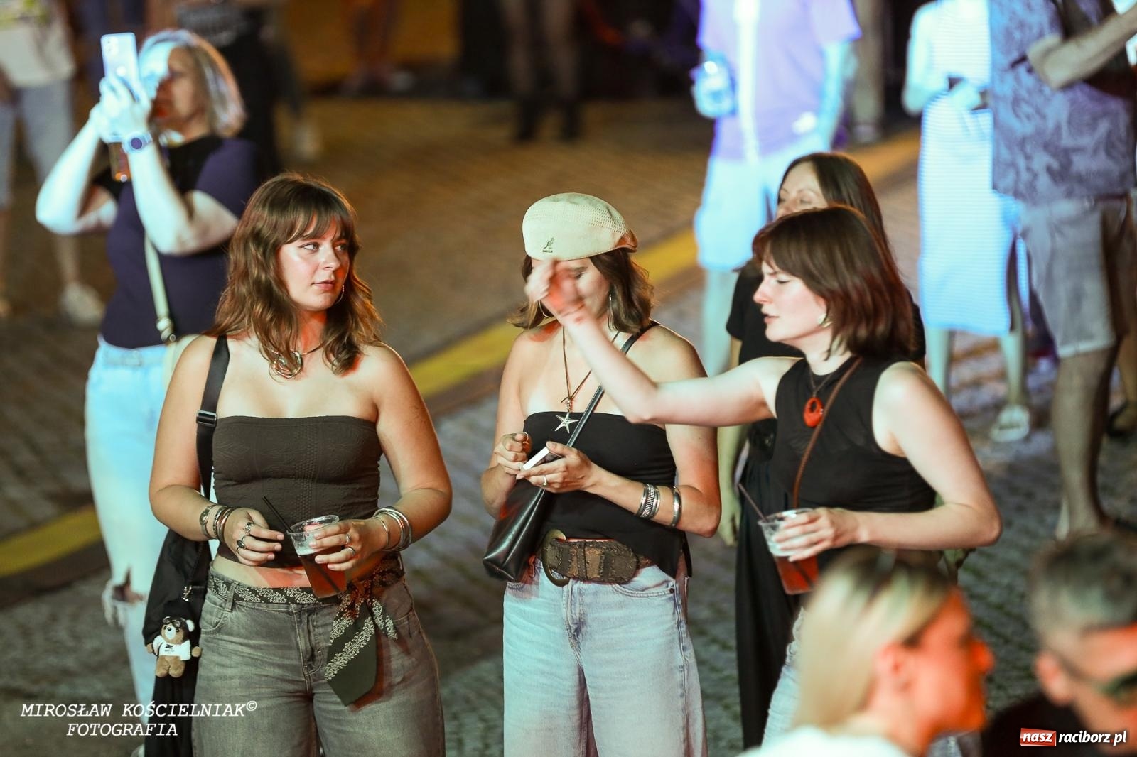 Zdjęcie w galerii na portalu naszraciborz.pl: Full Moon Festival rozświetla raciborski zamek. Elektroniczna muzyka, światła i setki uczestników wiadomości z regionu