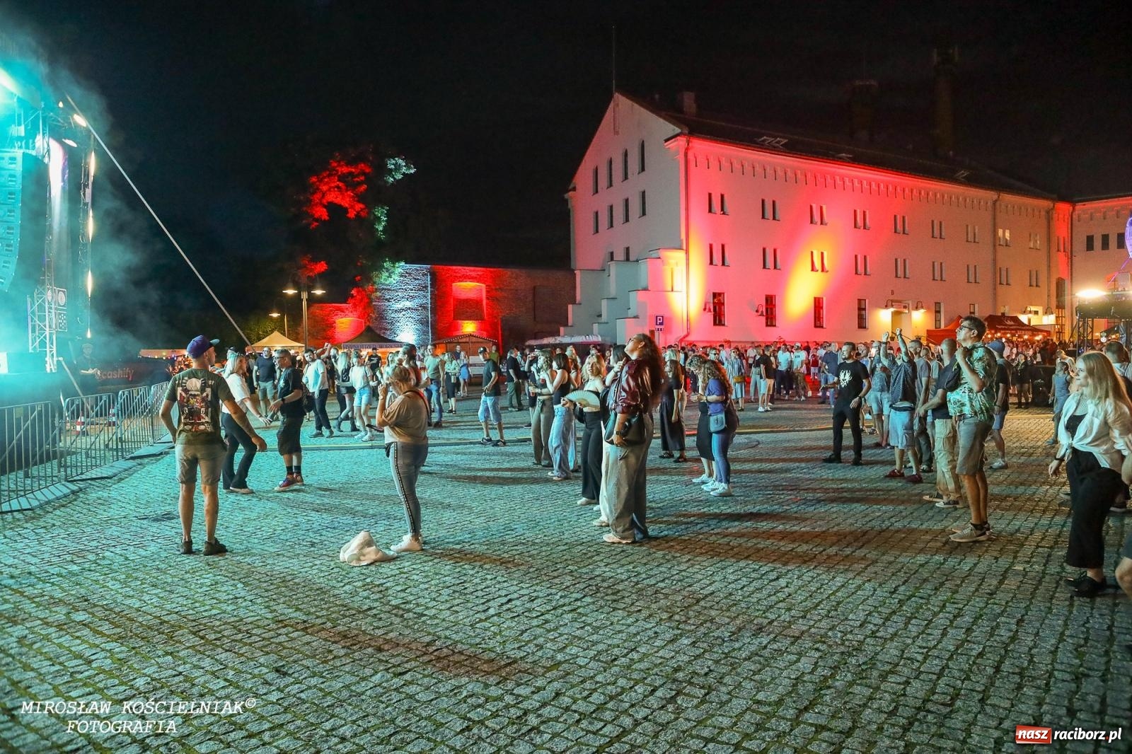 Zdjęcie w galerii na portalu naszraciborz.pl: Full Moon Festival rozświetla raciborski zamek. Elektroniczna muzyka, światła i setki uczestników wiadomości z regionu