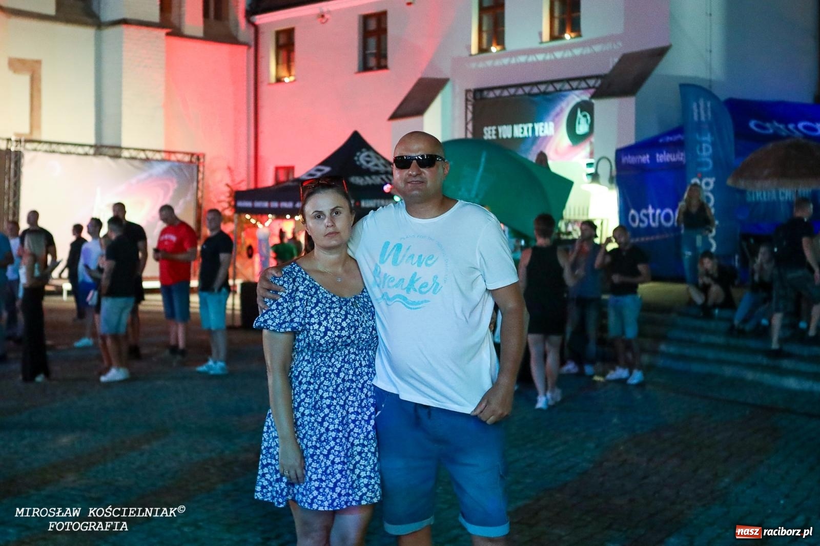 Zdjęcie w galerii na portalu naszraciborz.pl: Full Moon Festival rozświetla raciborski zamek. Elektroniczna muzyka, światła i setki uczestników wiadomości z regionu