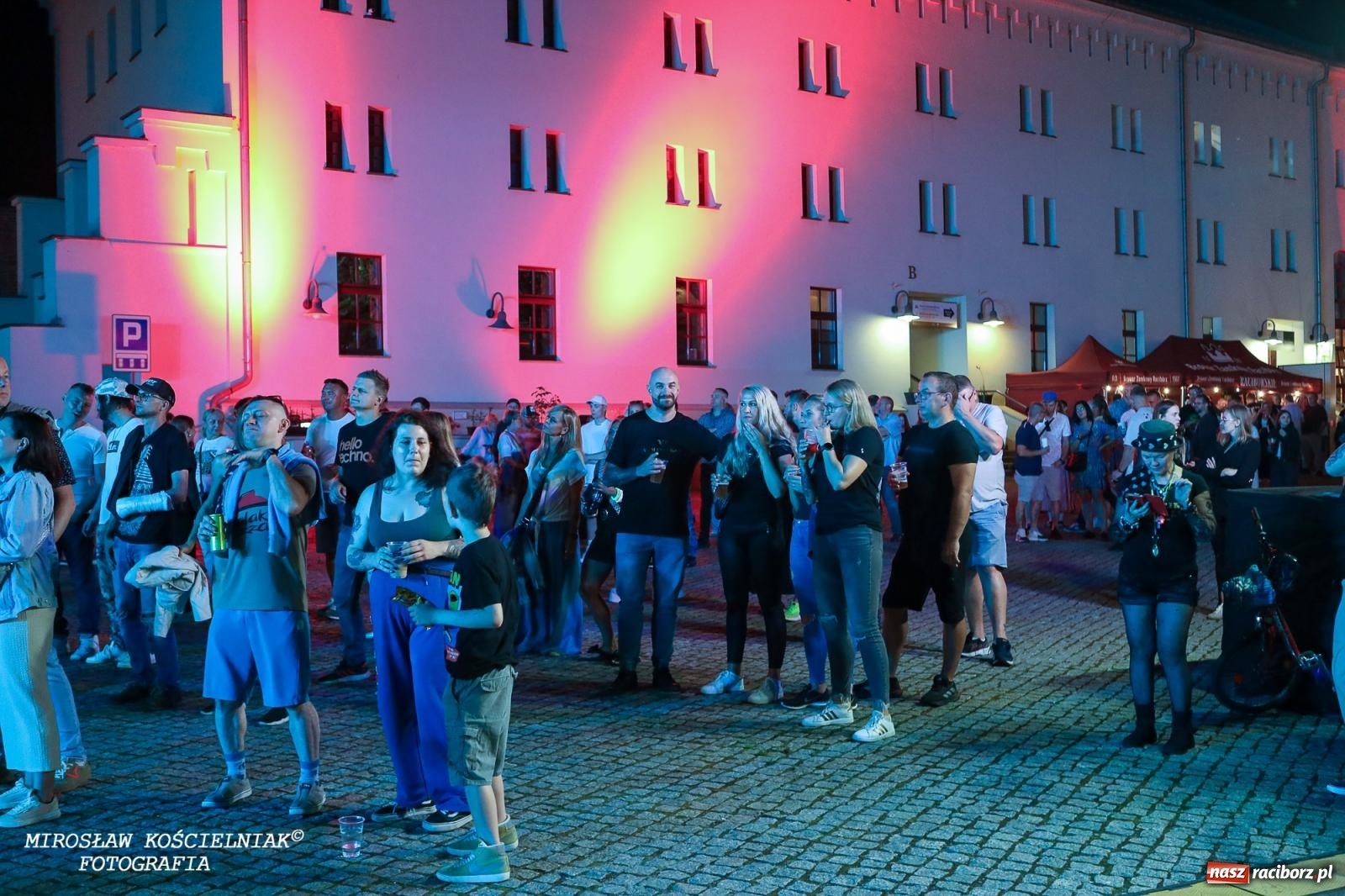 Zdjęcie w galerii na portalu naszraciborz.pl: Full Moon Festival rozświetla raciborski zamek. Elektroniczna muzyka, światła i setki uczestników wiadomości z regionu