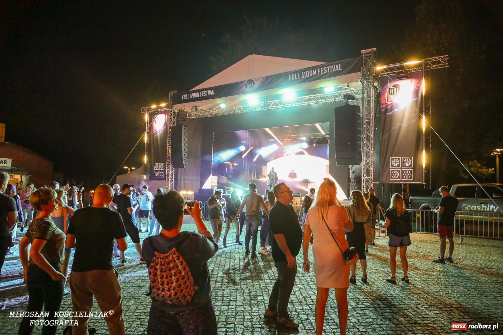 Zdjęcie w galerii na portalu naszraciborz.pl: Full Moon Festival rozświetla raciborski zamek. Elektroniczna muzyka, światła i setki uczestników wiadomości z regionu
