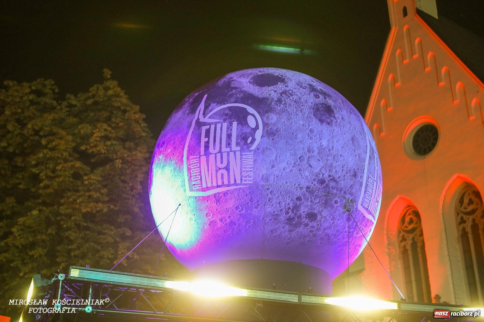 Zdjęcie w galerii na portalu naszraciborz.pl: Full Moon Festival rozświetla raciborski zamek. Elektroniczna muzyka, światła i setki uczestników wiadomości z regionu