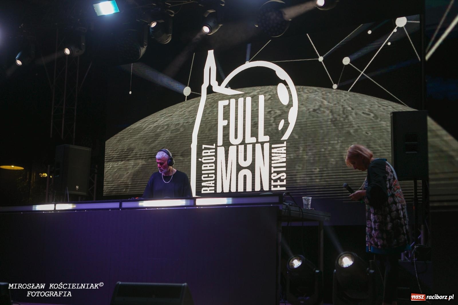 Zdjęcie w galerii na portalu naszraciborz.pl: Full Moon Festival rozświetla raciborski zamek. Elektroniczna muzyka, światła i setki uczestników wiadomości z regionu