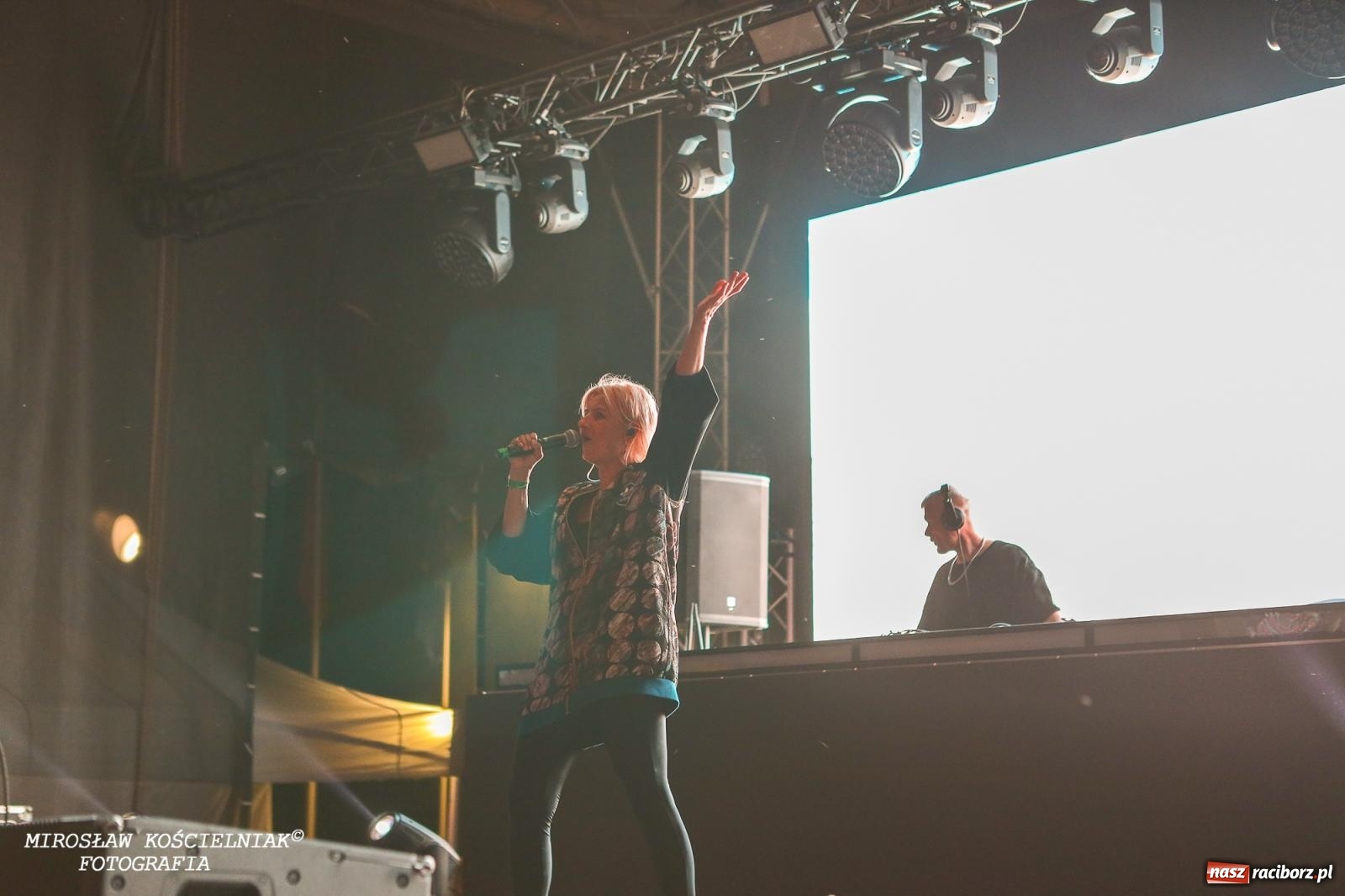 Zdjęcie w galerii na portalu naszraciborz.pl: Full Moon Festival rozświetla raciborski zamek. Elektroniczna muzyka, światła i setki uczestników wiadomości z regionu