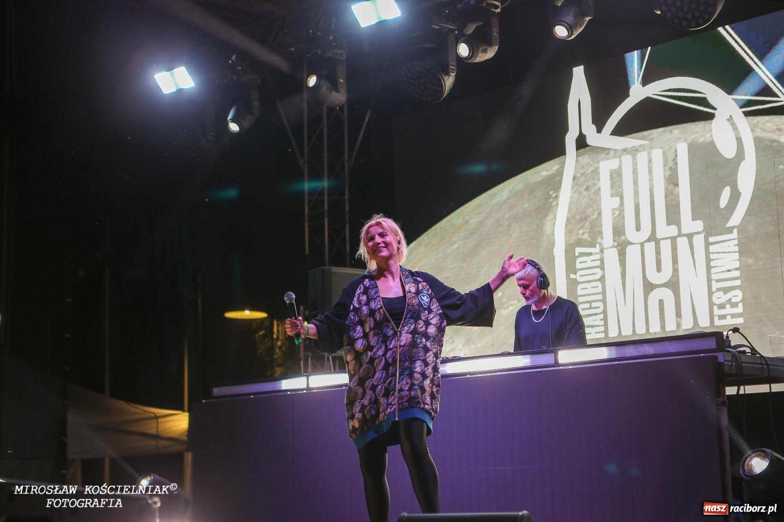 Zdjęcie w galerii na portalu naszraciborz.pl: Full Moon Festival rozświetla raciborski zamek. Elektroniczna muzyka, światła i setki uczestników wiadomości z regionu