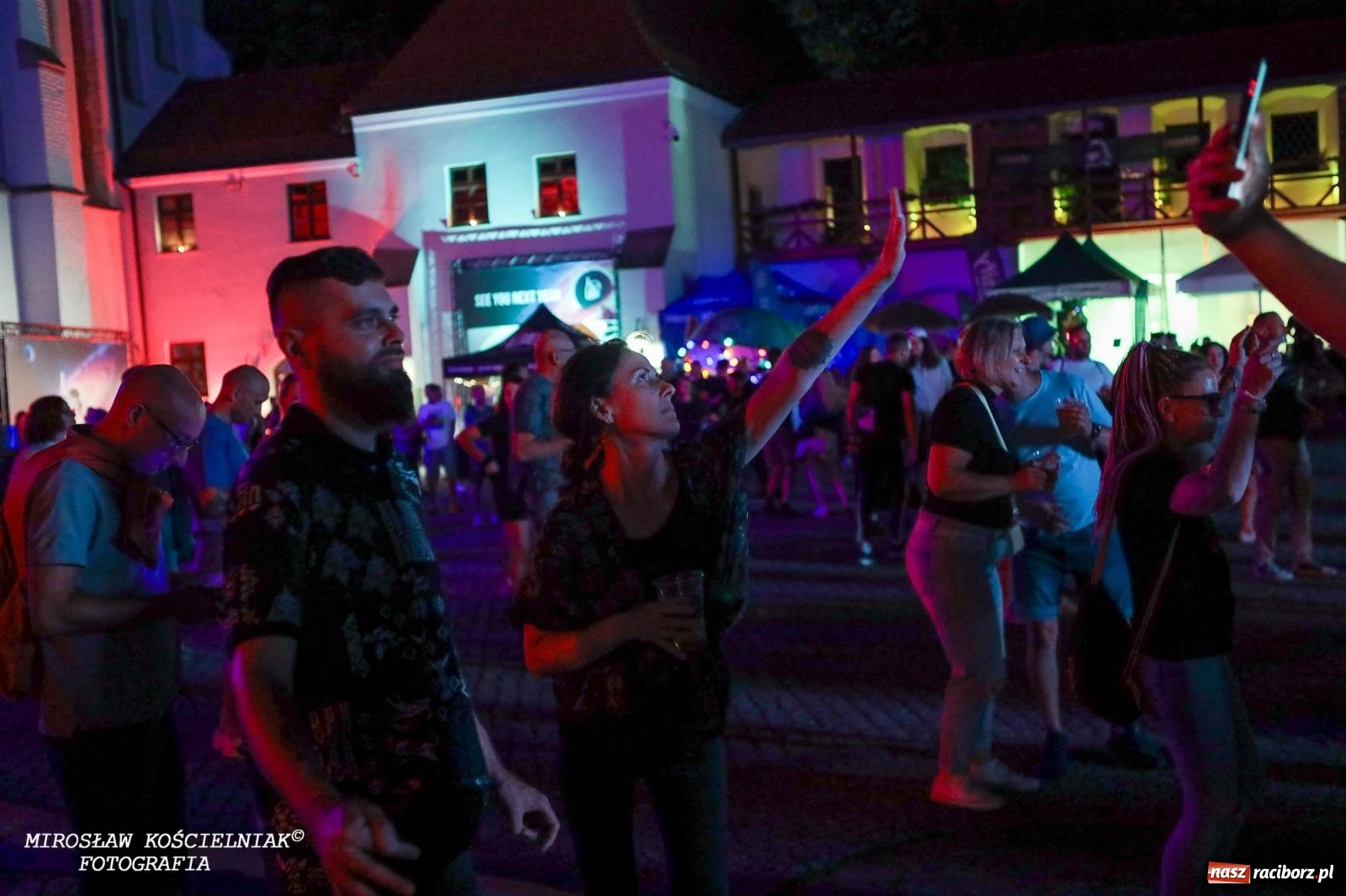 Zdjęcie w galerii na portalu naszraciborz.pl: Full Moon Festival rozświetla raciborski zamek. Elektroniczna muzyka, światła i setki uczestników wiadomości z regionu