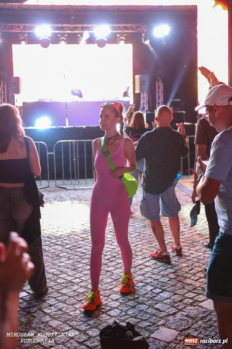 Zdjęcie w galerii na portalu naszraciborz.pl: Full Moon Festival rozświetla raciborski zamek. Elektroniczna muzyka, światła i setki uczestników wiadomości z regionu