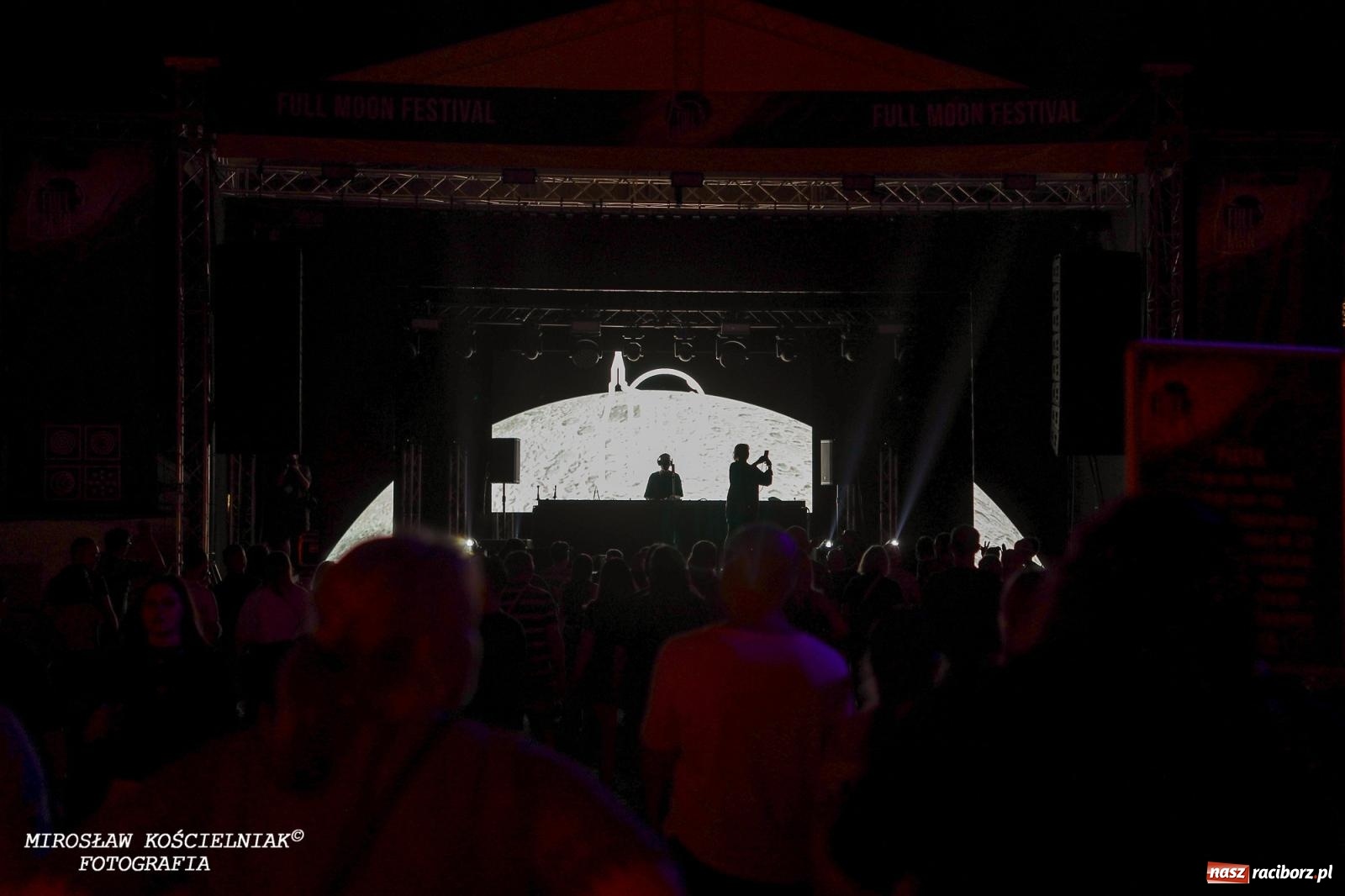 Zdjęcie w galerii na portalu naszraciborz.pl: Full Moon Festival rozświetla raciborski zamek. Elektroniczna muzyka, światła i setki uczestników wiadomości z regionu