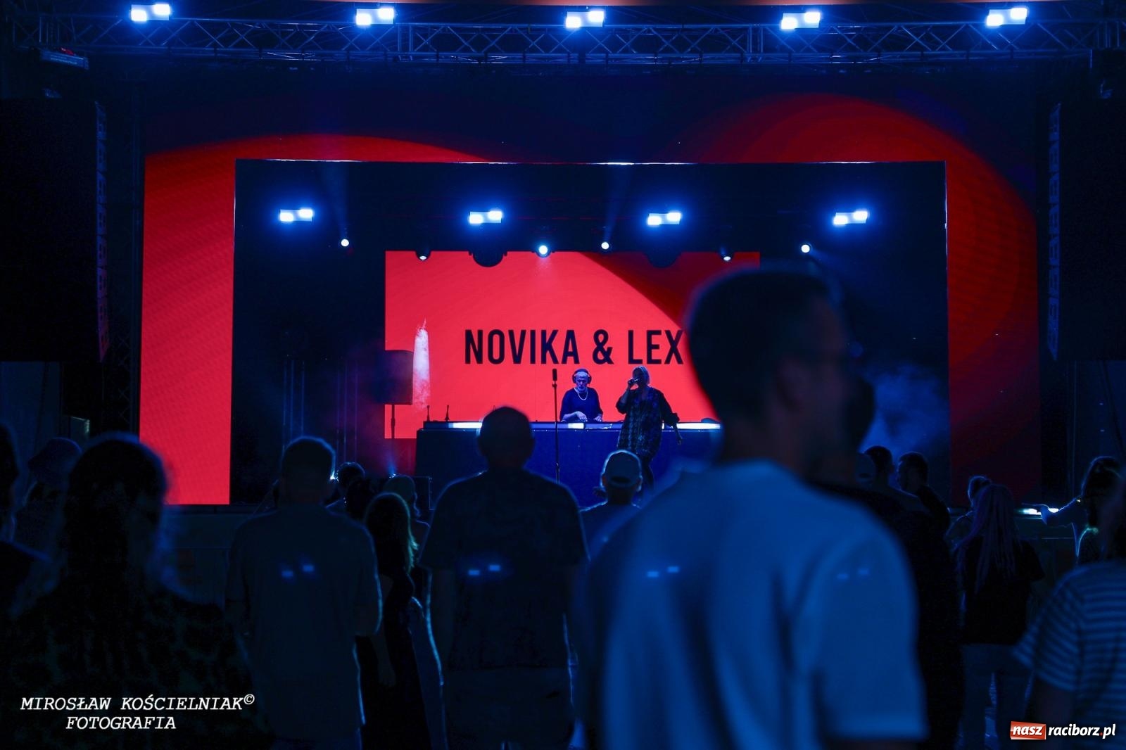 Zdjęcie w galerii na portalu naszraciborz.pl: Full Moon Festival rozświetla raciborski zamek. Elektroniczna muzyka, światła i setki uczestników wiadomości z regionu