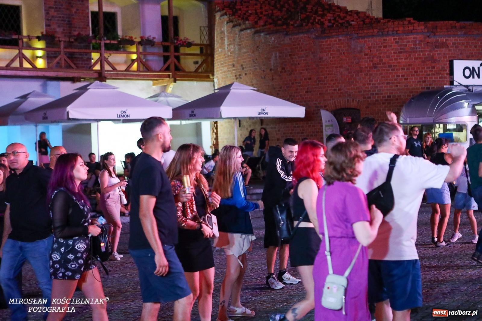 Zdjęcie w galerii na portalu naszraciborz.pl: Full Moon Festival rozświetla raciborski zamek. Elektroniczna muzyka, światła i setki uczestników wiadomości z regionu