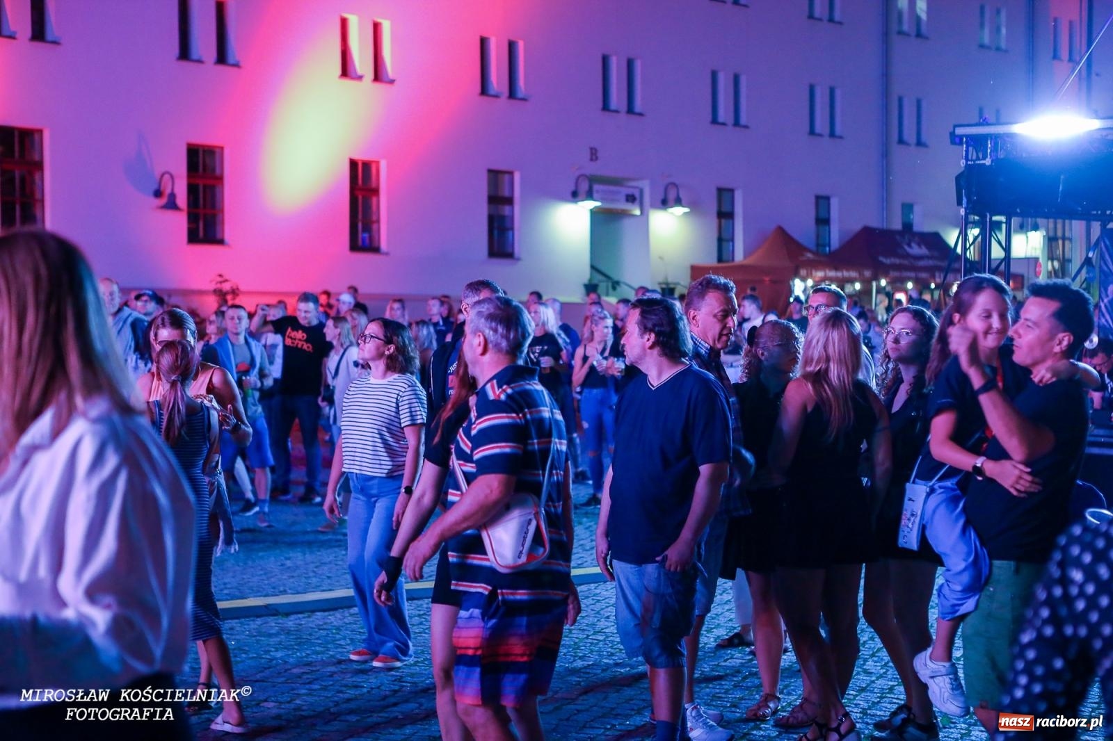 Zdjęcie w galerii na portalu naszraciborz.pl: Full Moon Festival rozświetla raciborski zamek. Elektroniczna muzyka, światła i setki uczestników wiadomości z regionu