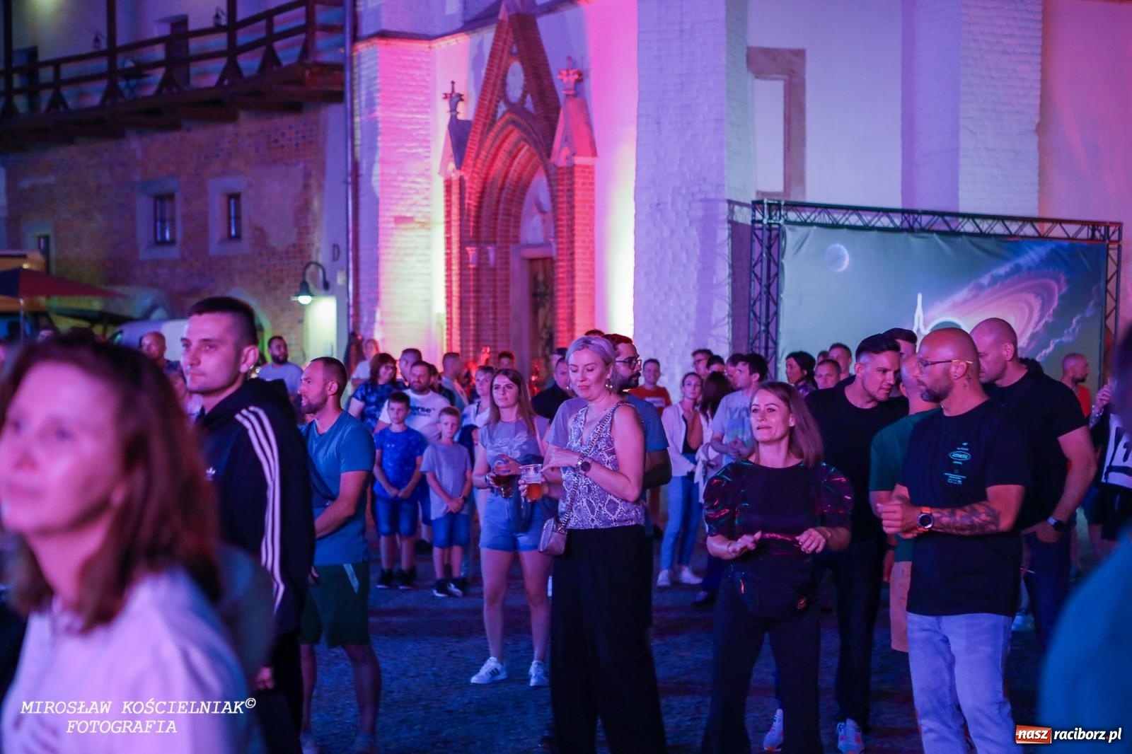 Zdjęcie w galerii na portalu naszraciborz.pl: Full Moon Festival rozświetla raciborski zamek. Elektroniczna muzyka, światła i setki uczestników wiadomości z regionu