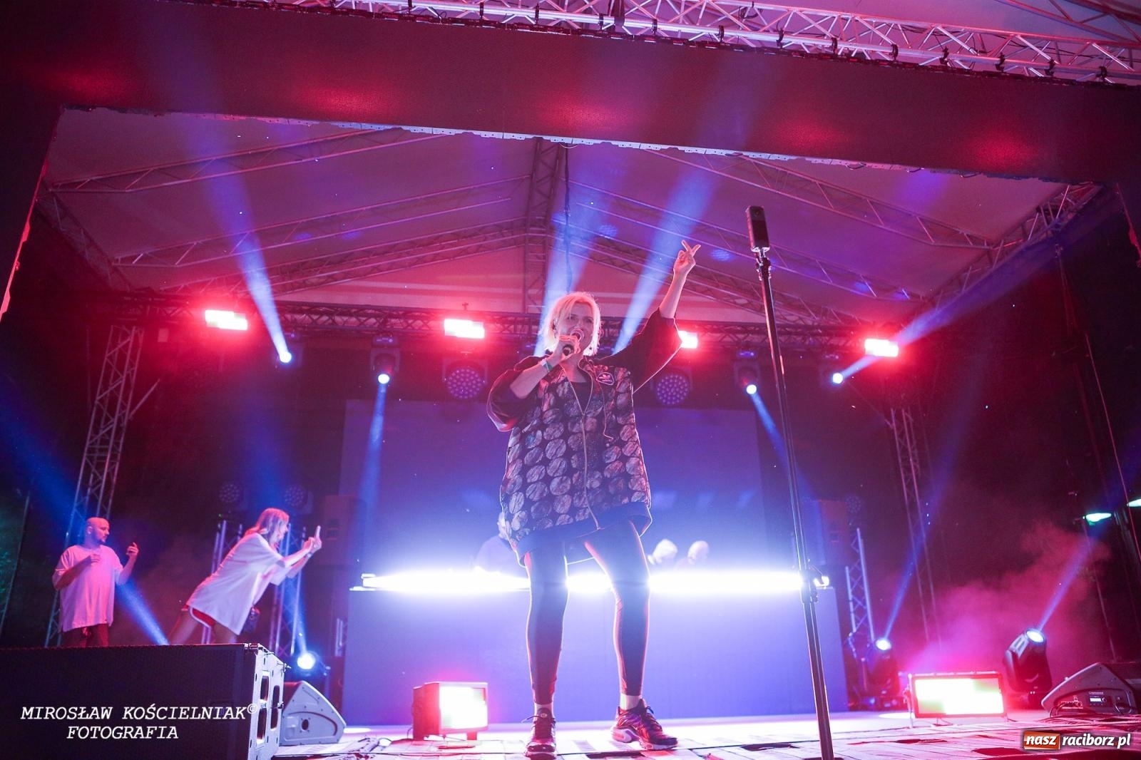 Zdjęcie w galerii na portalu naszraciborz.pl: Full Moon Festival rozświetla raciborski zamek. Elektroniczna muzyka, światła i setki uczestników wiadomości z regionu