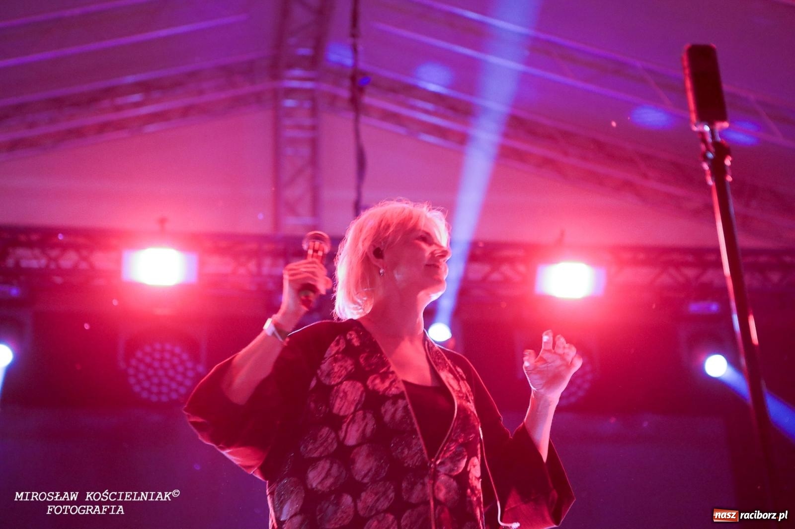 Zdjęcie w galerii na portalu naszraciborz.pl: Full Moon Festival rozświetla raciborski zamek. Elektroniczna muzyka, światła i setki uczestników wiadomości z regionu