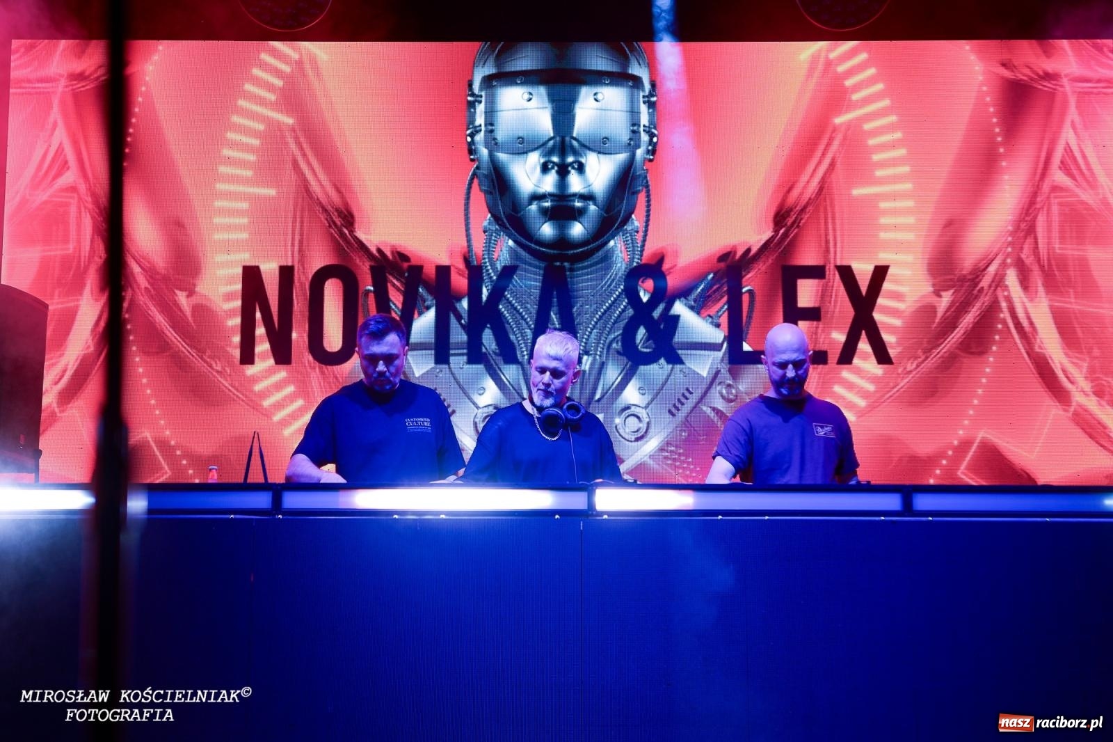 Zdjęcie w galerii na portalu naszraciborz.pl: Full Moon Festival rozświetla raciborski zamek. Elektroniczna muzyka, światła i setki uczestników wiadomości z regionu