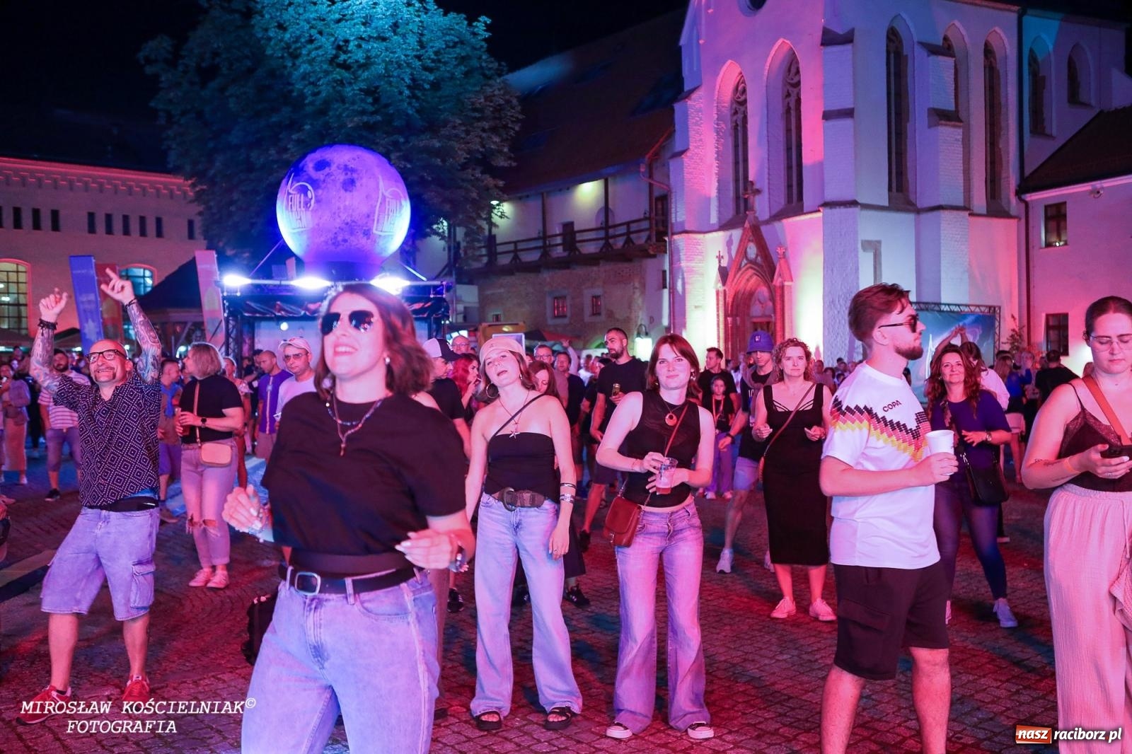 Zdjęcie w galerii na portalu naszraciborz.pl: Full Moon Festival rozświetla raciborski zamek. Elektroniczna muzyka, światła i setki uczestników wiadomości z regionu