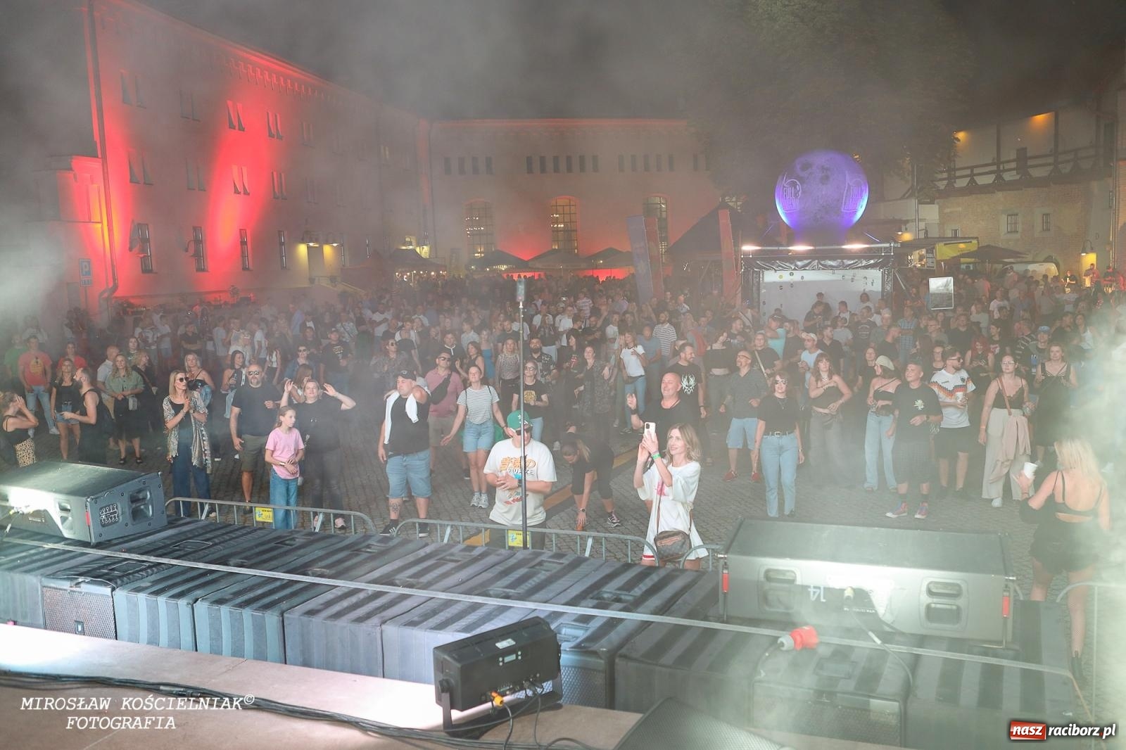 Zdjęcie w galerii na portalu naszraciborz.pl: Full Moon Festival rozświetla raciborski zamek. Elektroniczna muzyka, światła i setki uczestników wiadomości z regionu