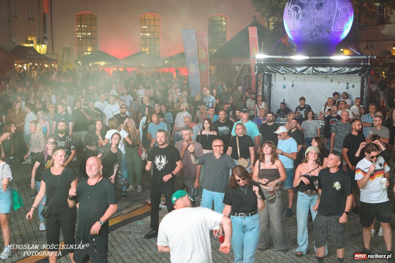 Zdjęcie w galerii na portalu naszraciborz.pl: Full Moon Festival rozświetla raciborski zamek. Elektroniczna muzyka, światła i setki uczestników wiadomości z regionu