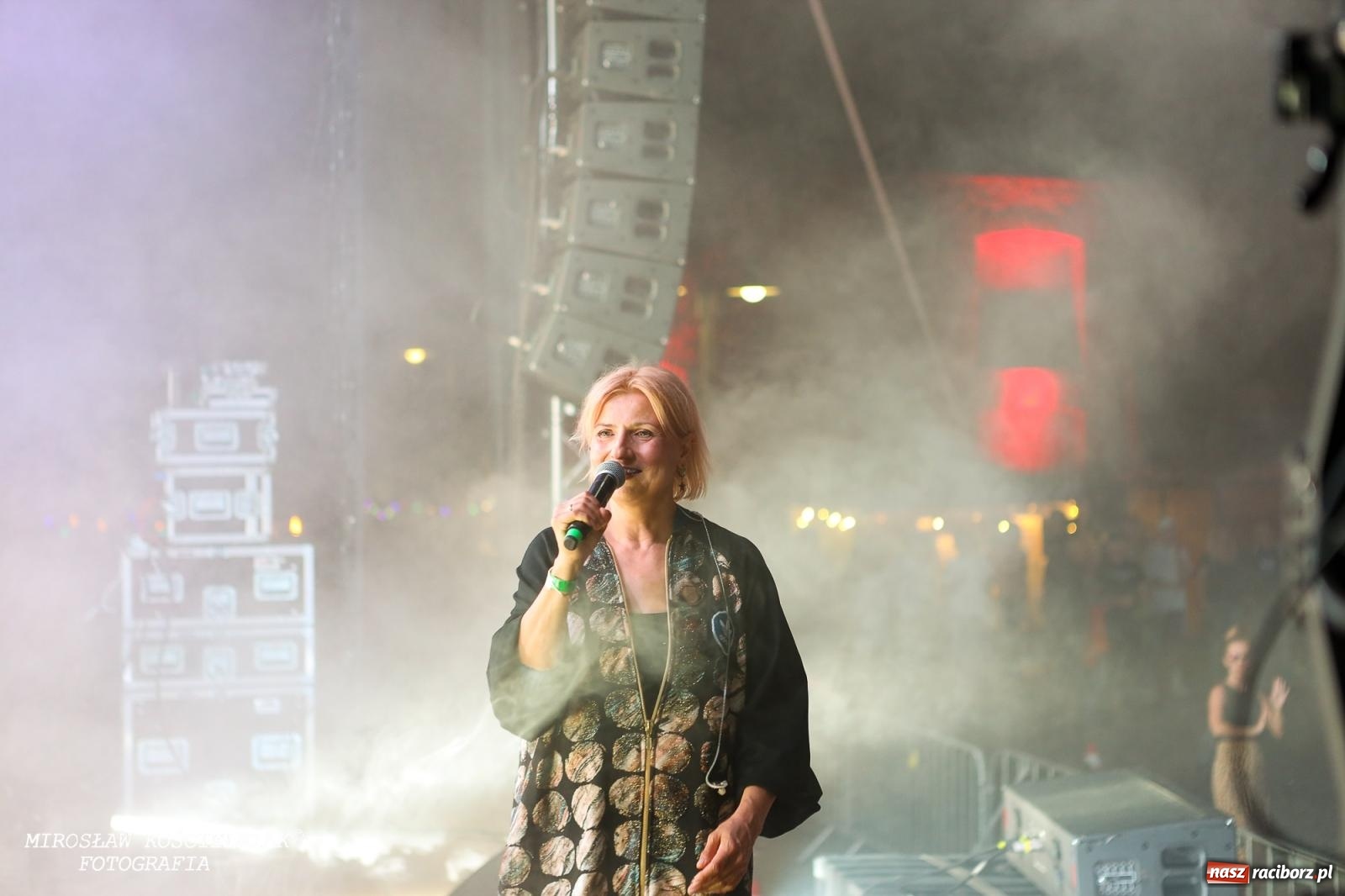 Zdjęcie w galerii na portalu naszraciborz.pl: Full Moon Festival rozświetla raciborski zamek. Elektroniczna muzyka, światła i setki uczestników wiadomości z regionu