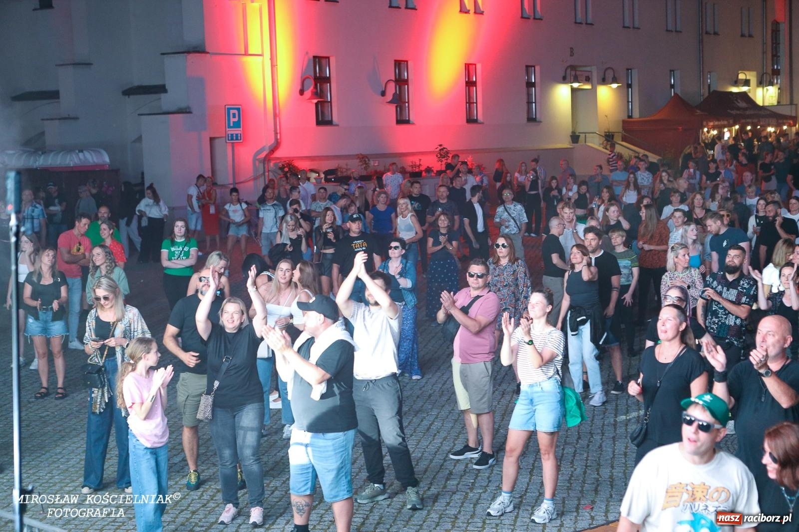 Zdjęcie w galerii na portalu naszraciborz.pl: Full Moon Festival rozświetla raciborski zamek. Elektroniczna muzyka, światła i setki uczestników wiadomości z regionu