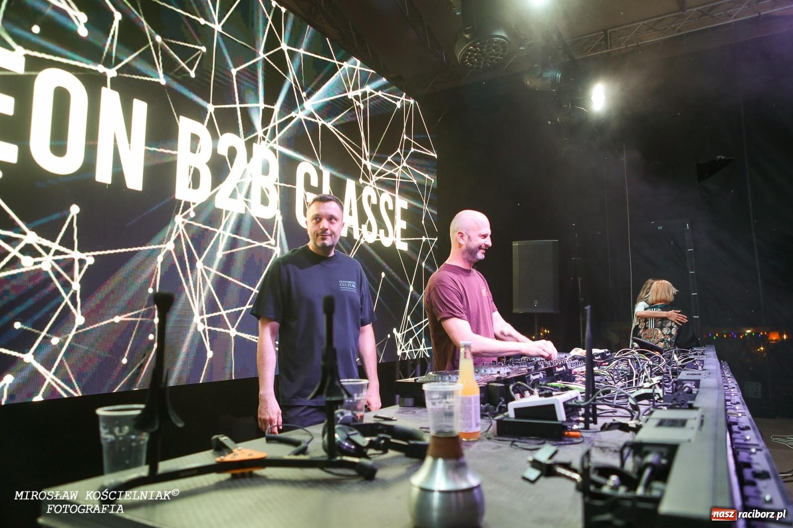 Zdjęcie w galerii na portalu naszraciborz.pl: Full Moon Festival rozświetla raciborski zamek. Elektroniczna muzyka, światła i setki uczestników wiadomości z regionu