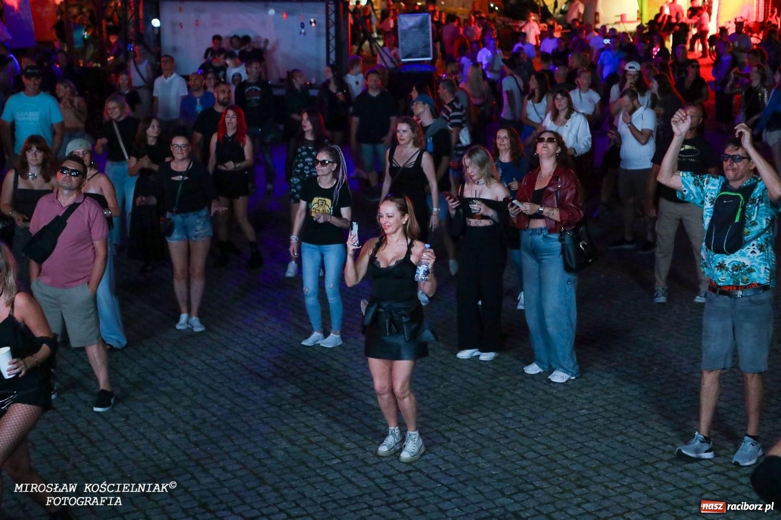 Zdjęcie w galerii na portalu naszraciborz.pl: Full Moon Festival rozświetla raciborski zamek. Elektroniczna muzyka, światła i setki uczestników wiadomości z regionu
