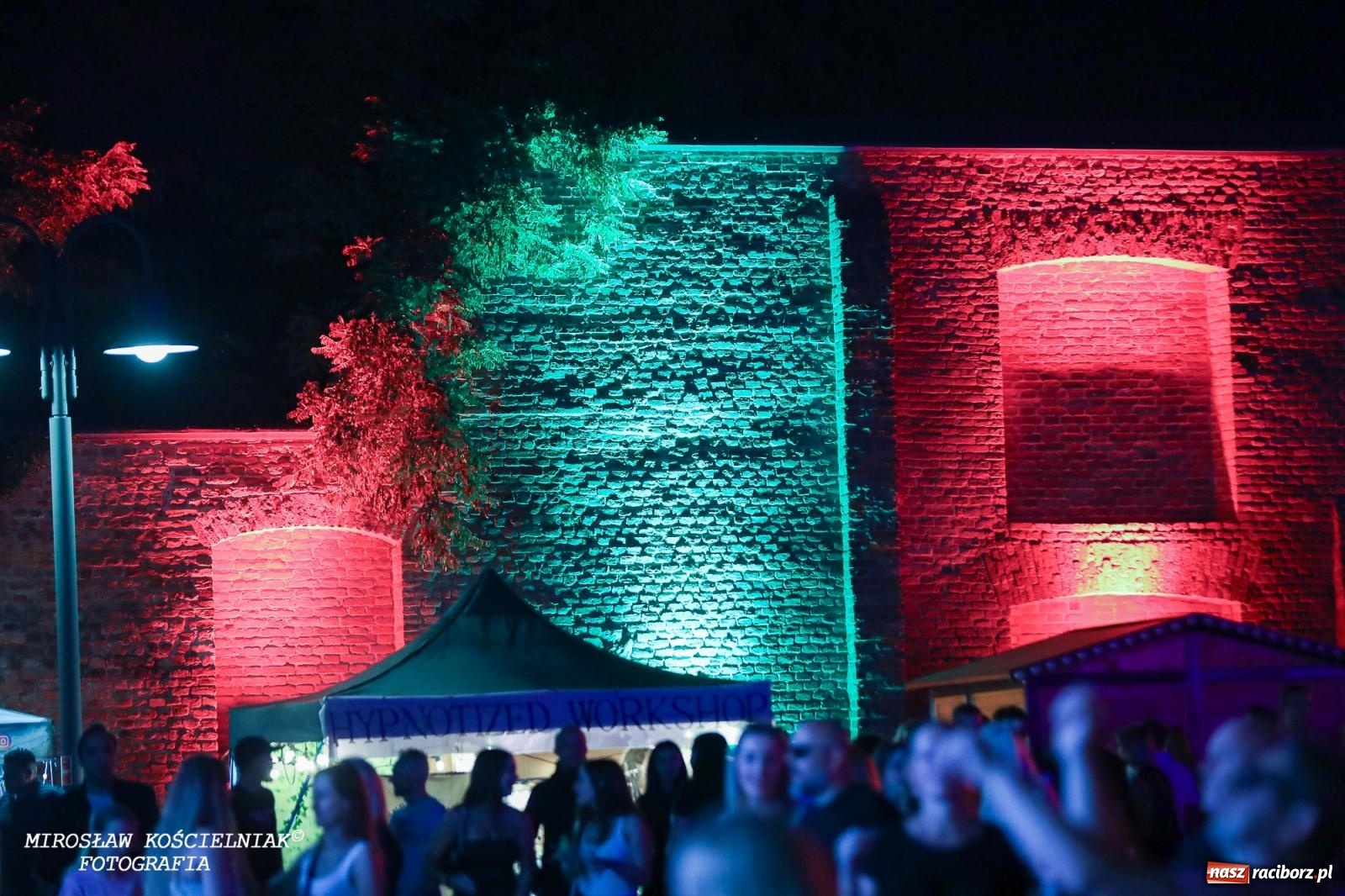 Zdjęcie w galerii na portalu naszraciborz.pl: Full Moon Festival rozświetla raciborski zamek. Elektroniczna muzyka, światła i setki uczestników wiadomości z regionu