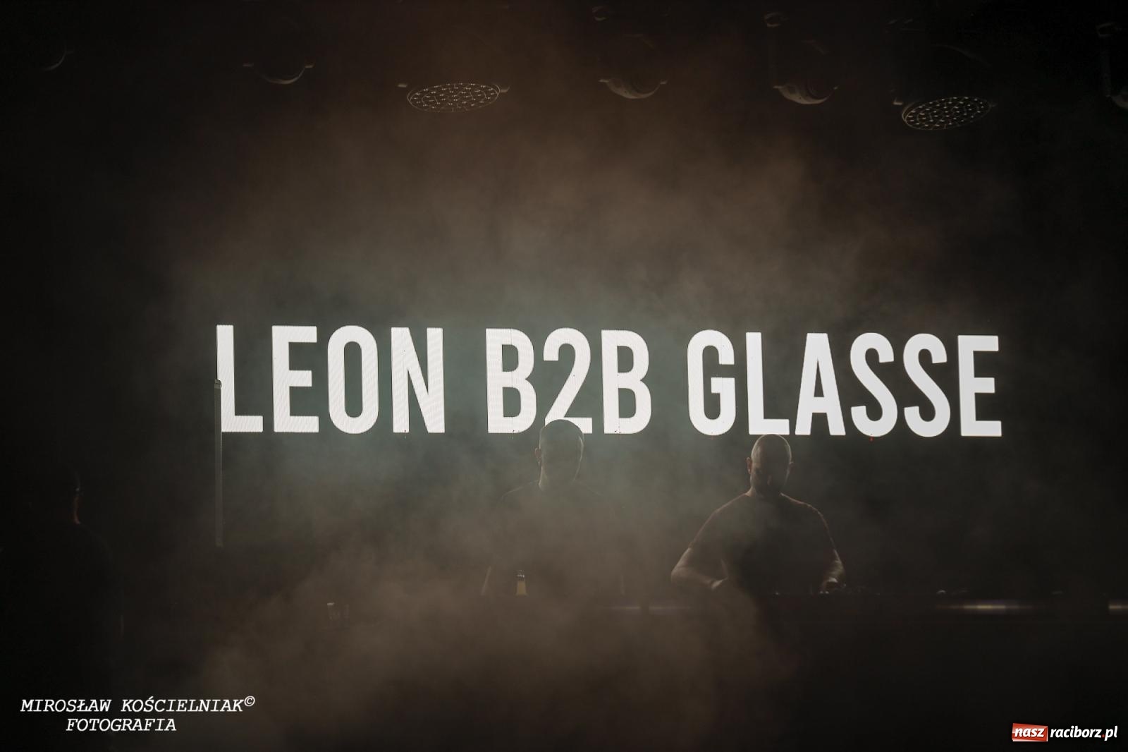 Zdjęcie w galerii na portalu naszraciborz.pl: Full Moon Festival rozświetla raciborski zamek. Elektroniczna muzyka, światła i setki uczestników wiadomości z regionu