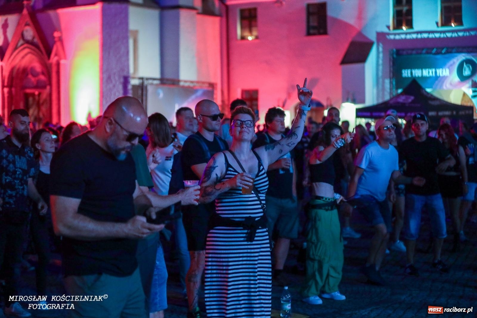 Zdjęcie w galerii na portalu naszraciborz.pl: Full Moon Festival rozświetla raciborski zamek. Elektroniczna muzyka, światła i setki uczestników wiadomości z regionu