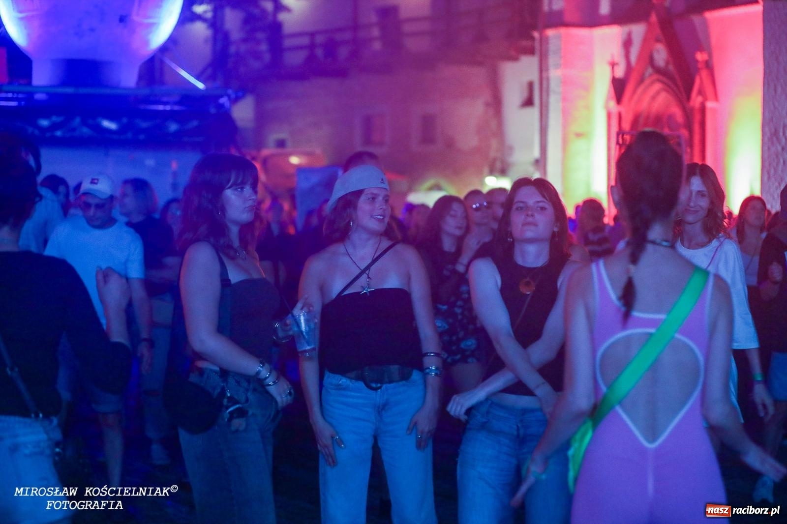 Zdjęcie w galerii na portalu naszraciborz.pl: Full Moon Festival rozświetla raciborski zamek. Elektroniczna muzyka, światła i setki uczestników wiadomości z regionu