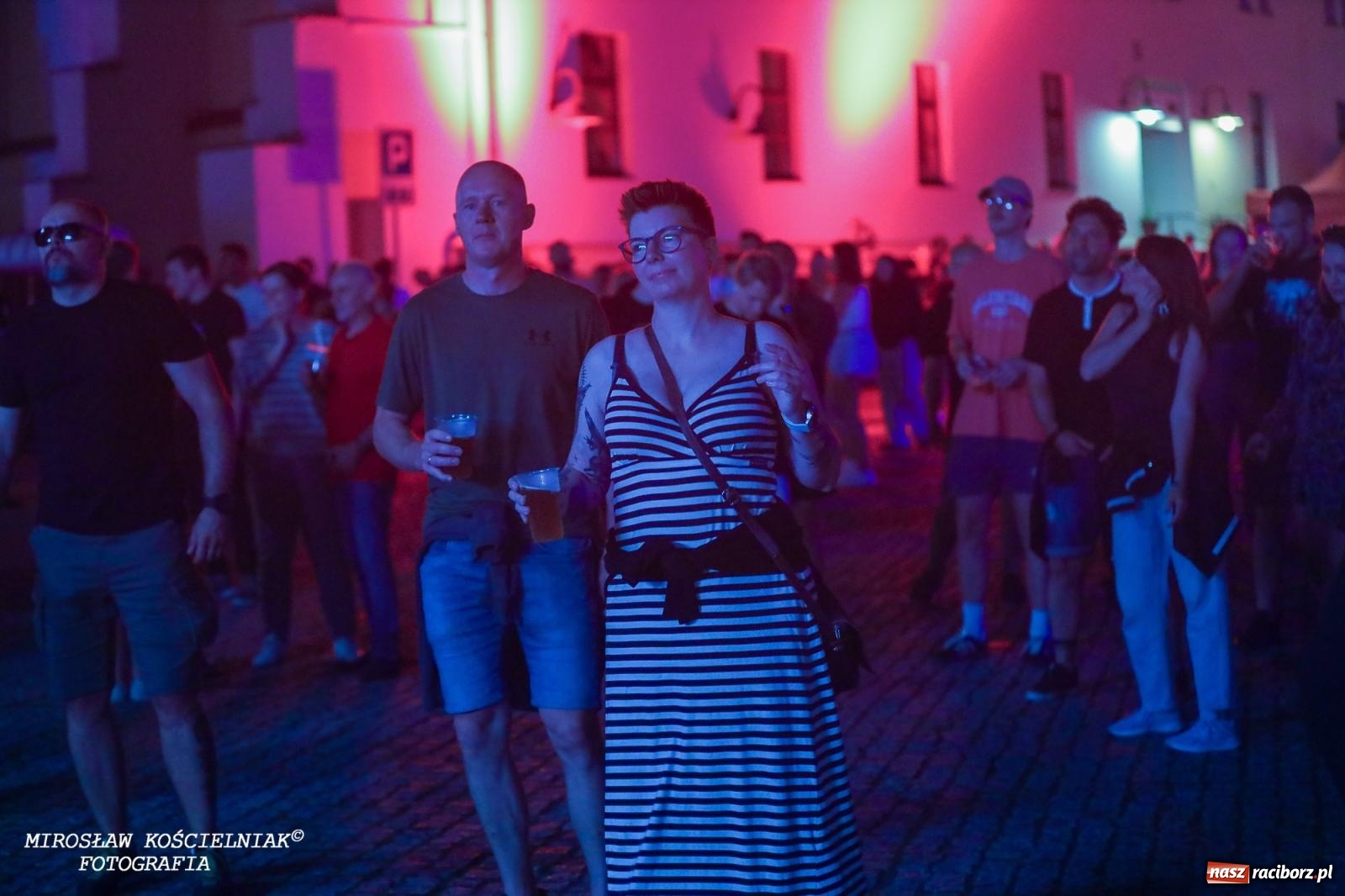 Zdjęcie w galerii na portalu naszraciborz.pl: Full Moon Festival rozświetla raciborski zamek. Elektroniczna muzyka, światła i setki uczestników wiadomości z regionu