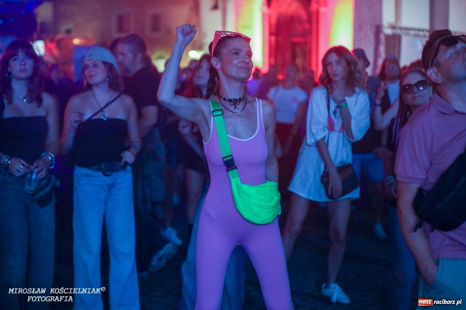 Zdjęcie w galerii na portalu naszraciborz.pl: Full Moon Festival rozświetla raciborski zamek. Elektroniczna muzyka, światła i setki uczestników wiadomości z regionu
